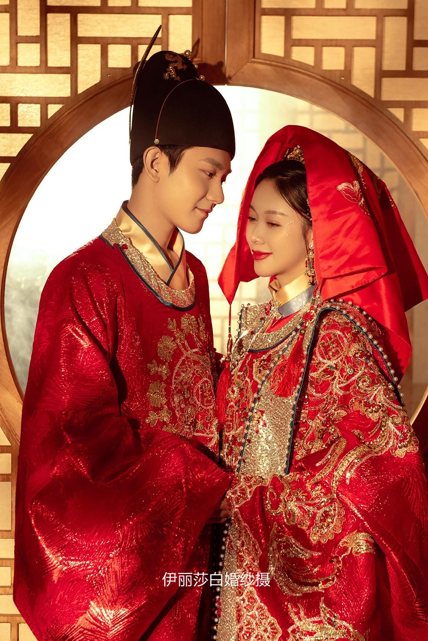 4699套餐送：跟妆+新娘4套+伴娘服+伴郎服 