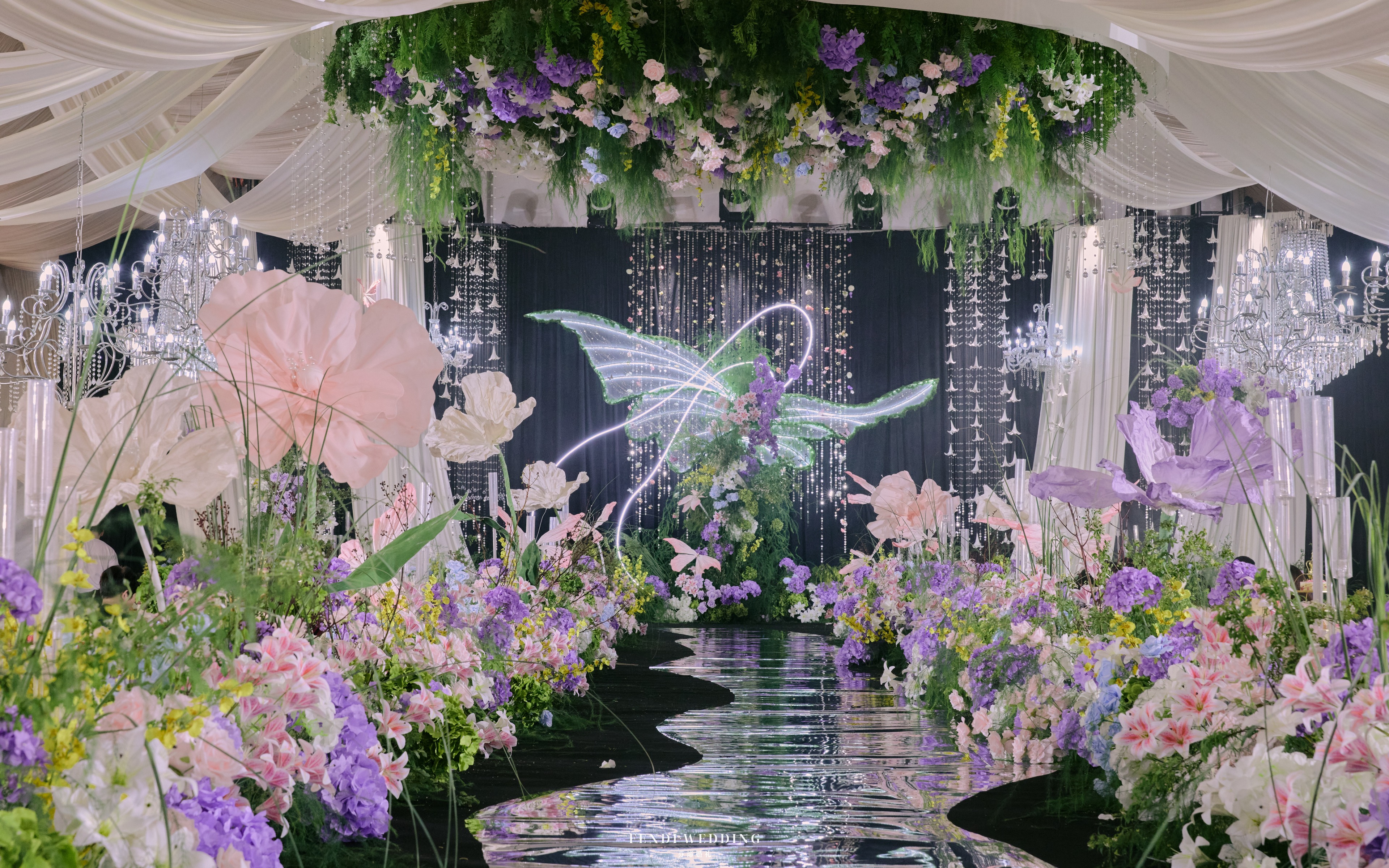 曲镜通道｜把浪漫花海搬进宴会厅