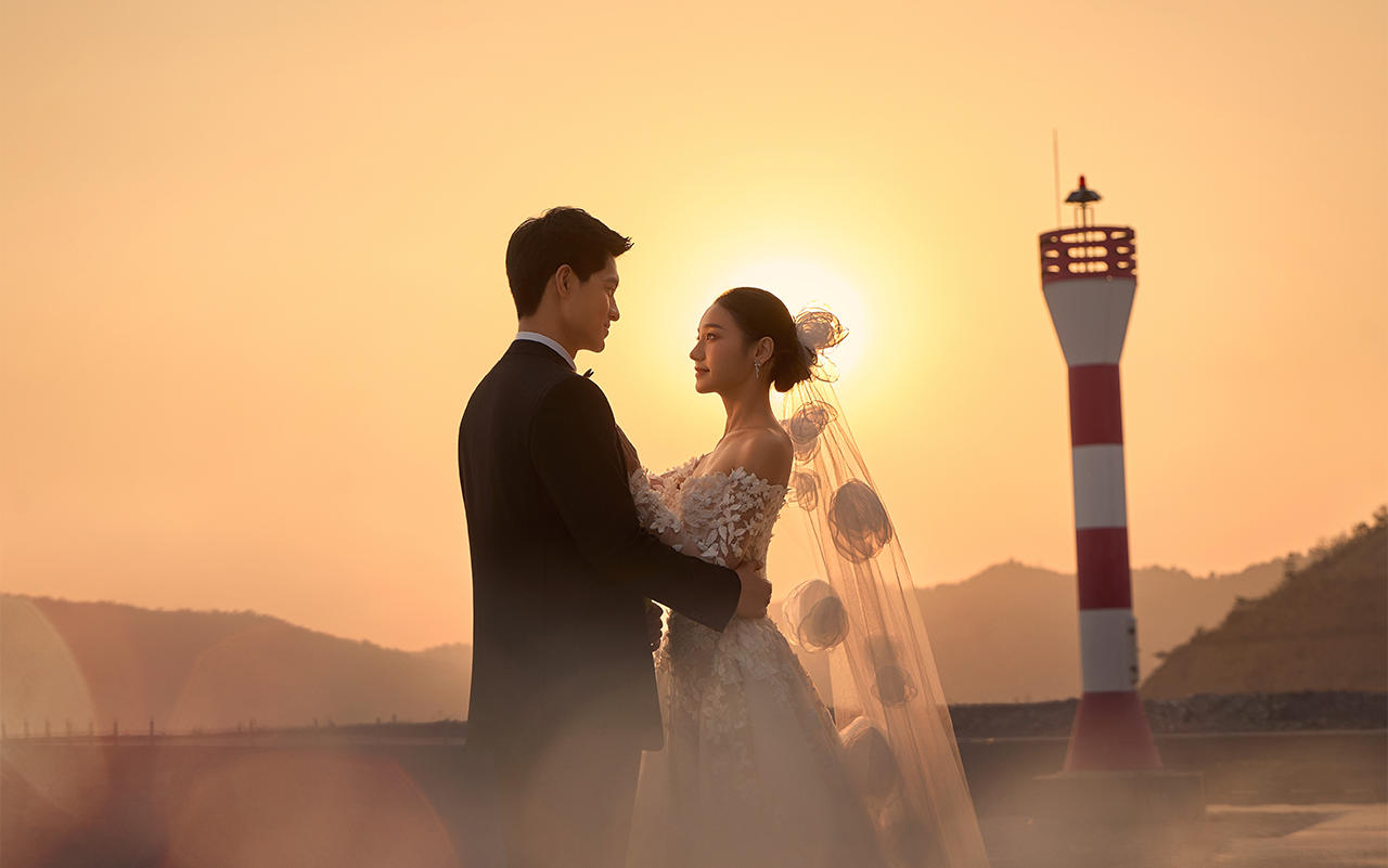 在晚霞的見證下??將愛寫進(jìn)婚紗照里