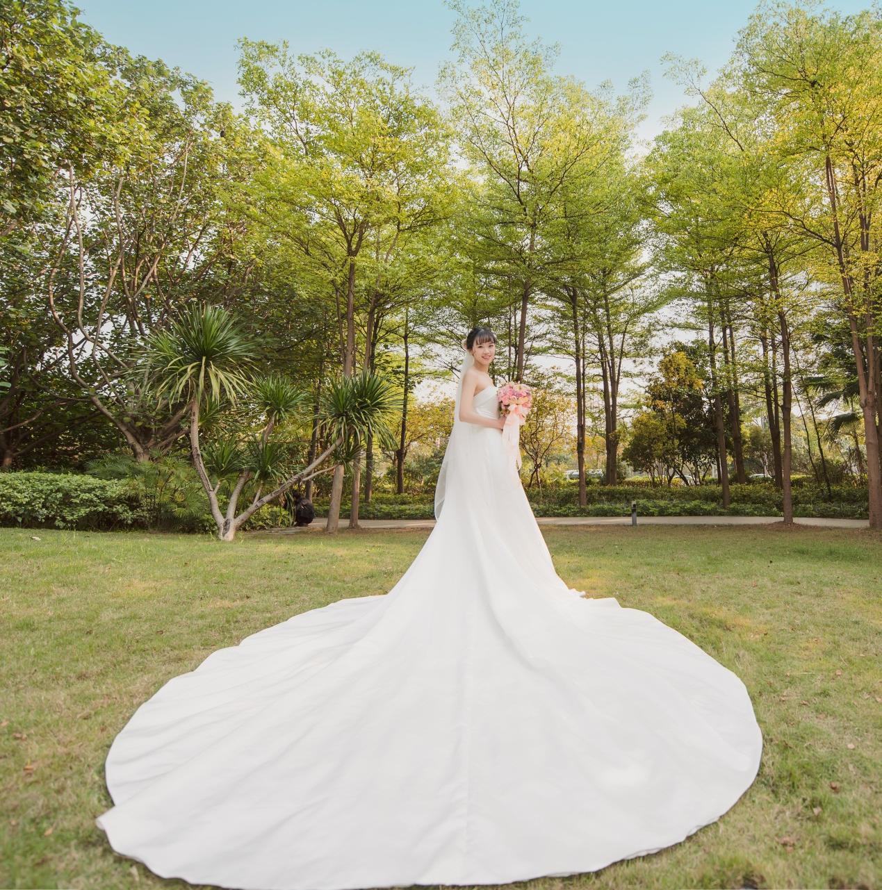 绸缎婚纱图片_绸缎婚纱风格(2)
