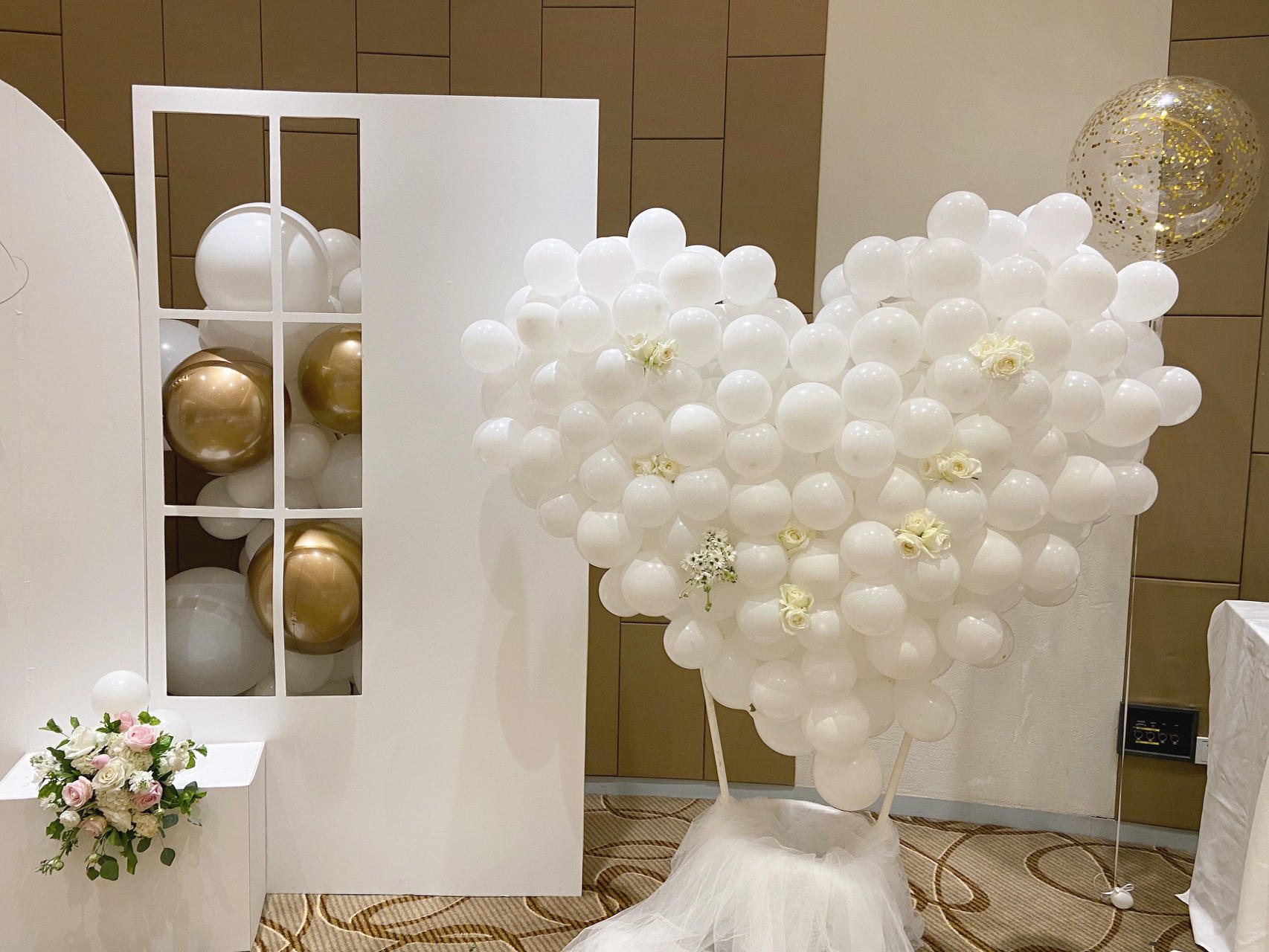 优比婚礼|白色简约小清新订婚宴布置送鲜花