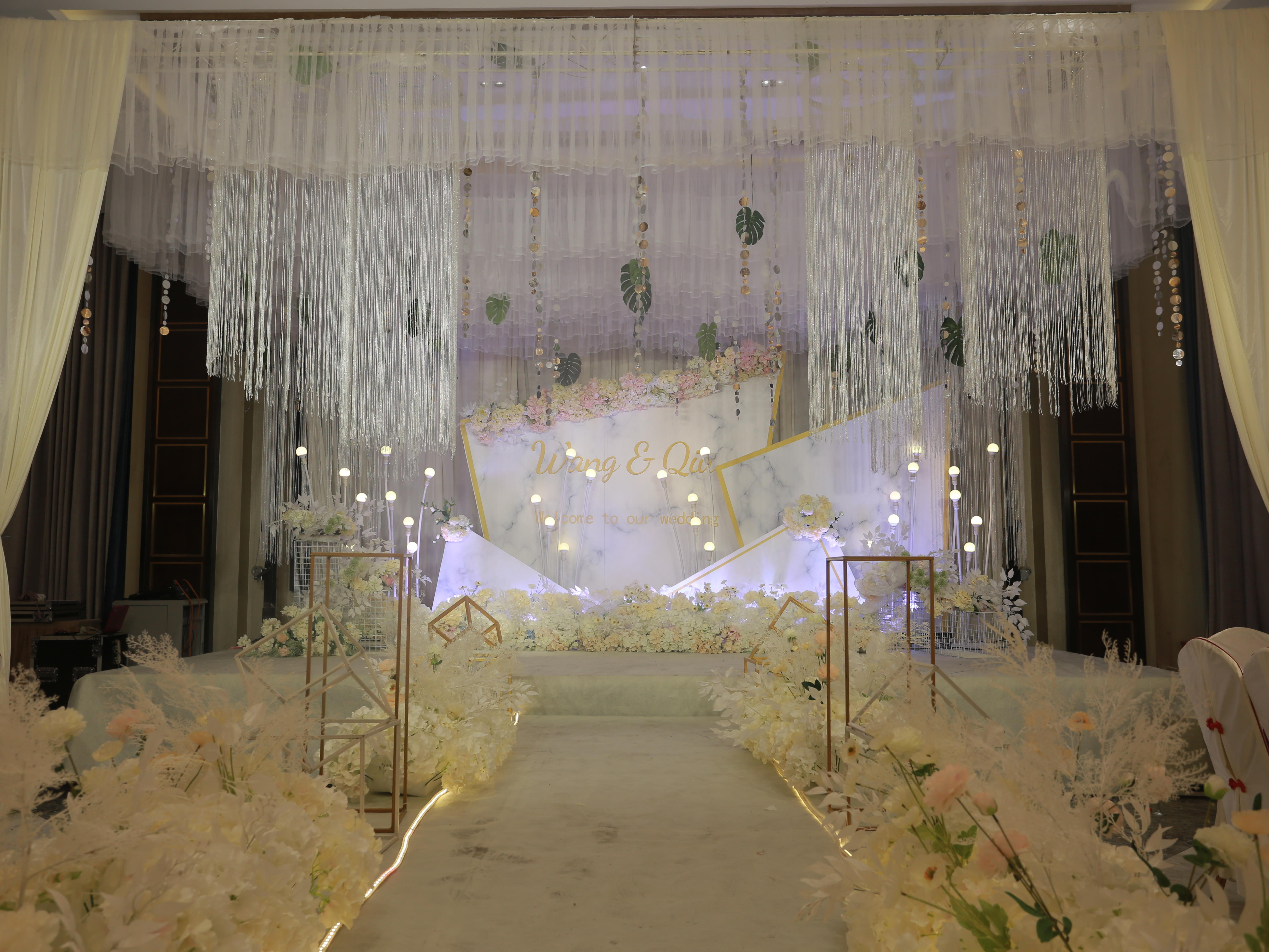 低价吊顶小型吊顶婚礼基础款