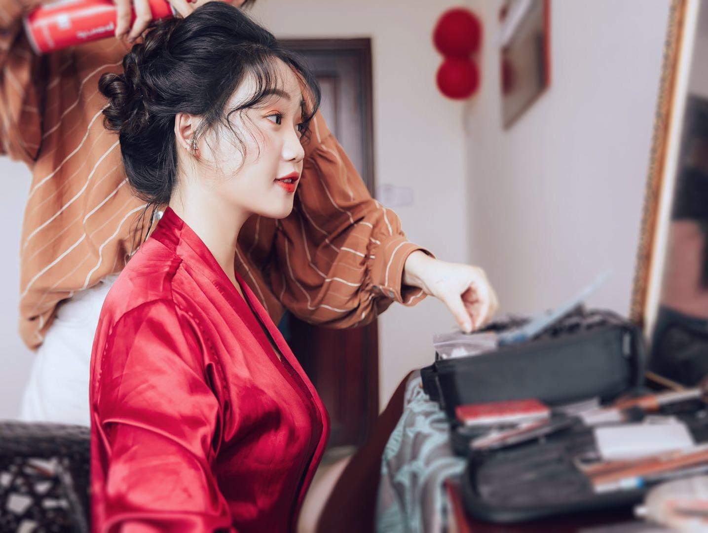 首席化妆师全程跟妆+摄影+亲友妆+白纱