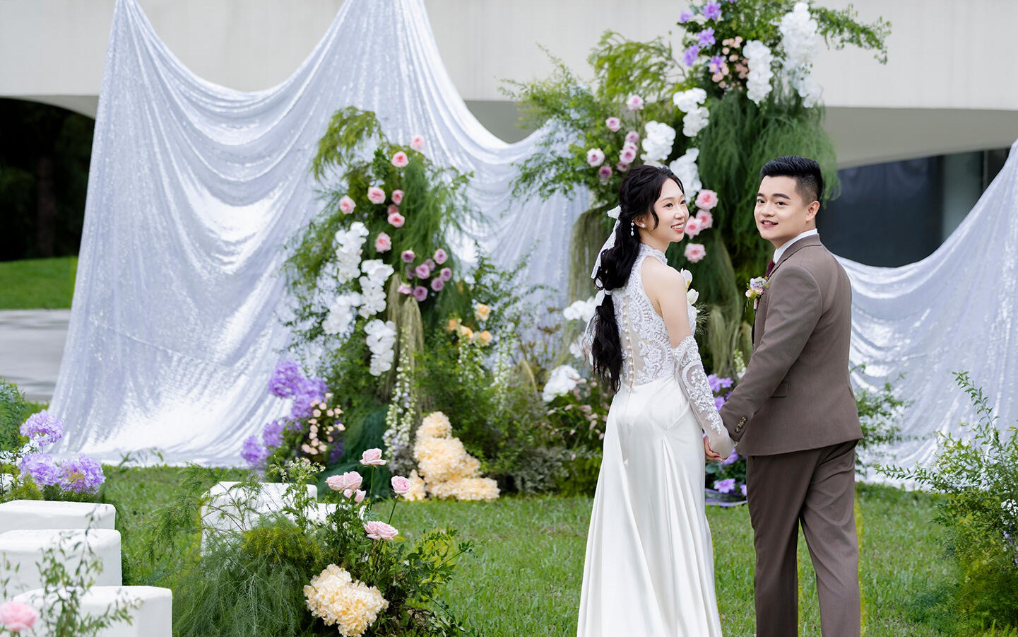 目的地粉色紫色户外草坪婚礼