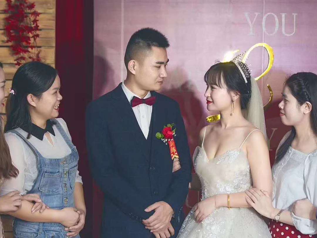 新娘婚纱跟妆套餐（三套服装+全程跟妆）
