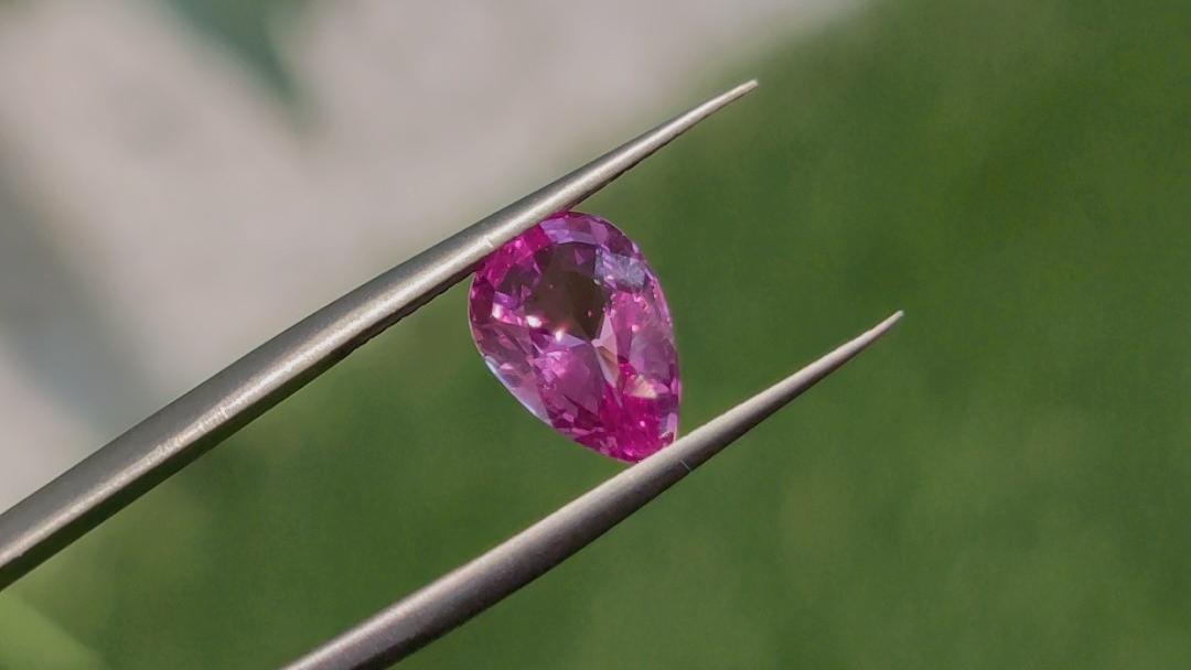 高品质全晶体粉色水滴形蓝宝石