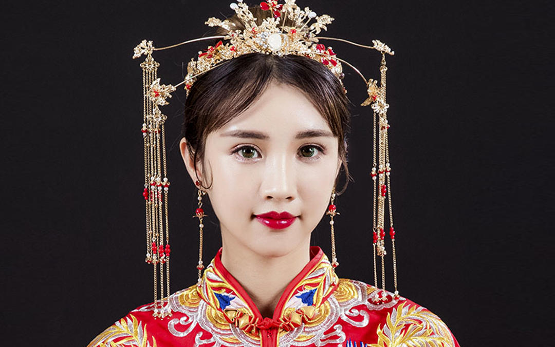 总监级化妆师+造型饰品+精华液