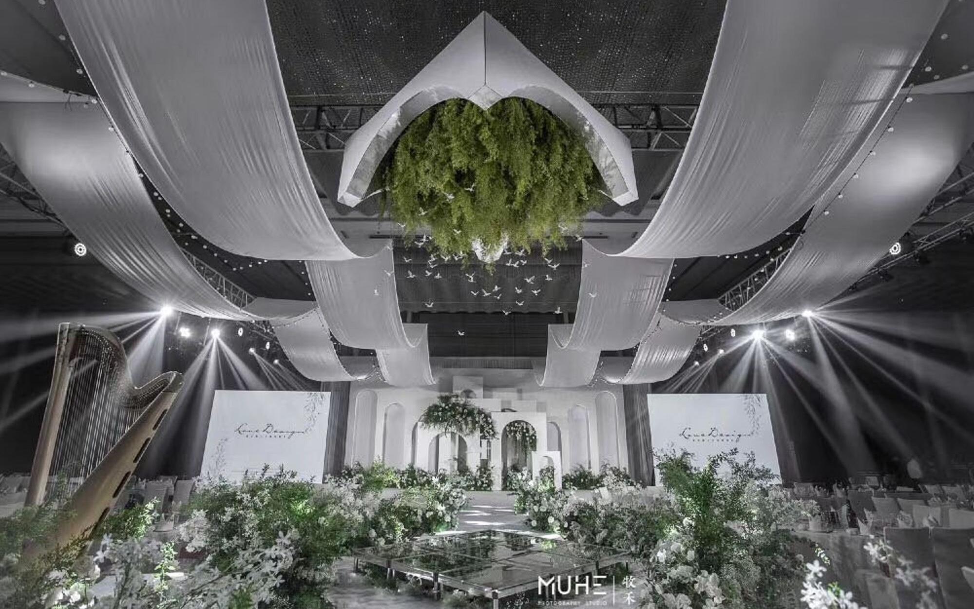 【妃曼婚礼】热卖小清新白绿色吊顶婚礼含四大金刚