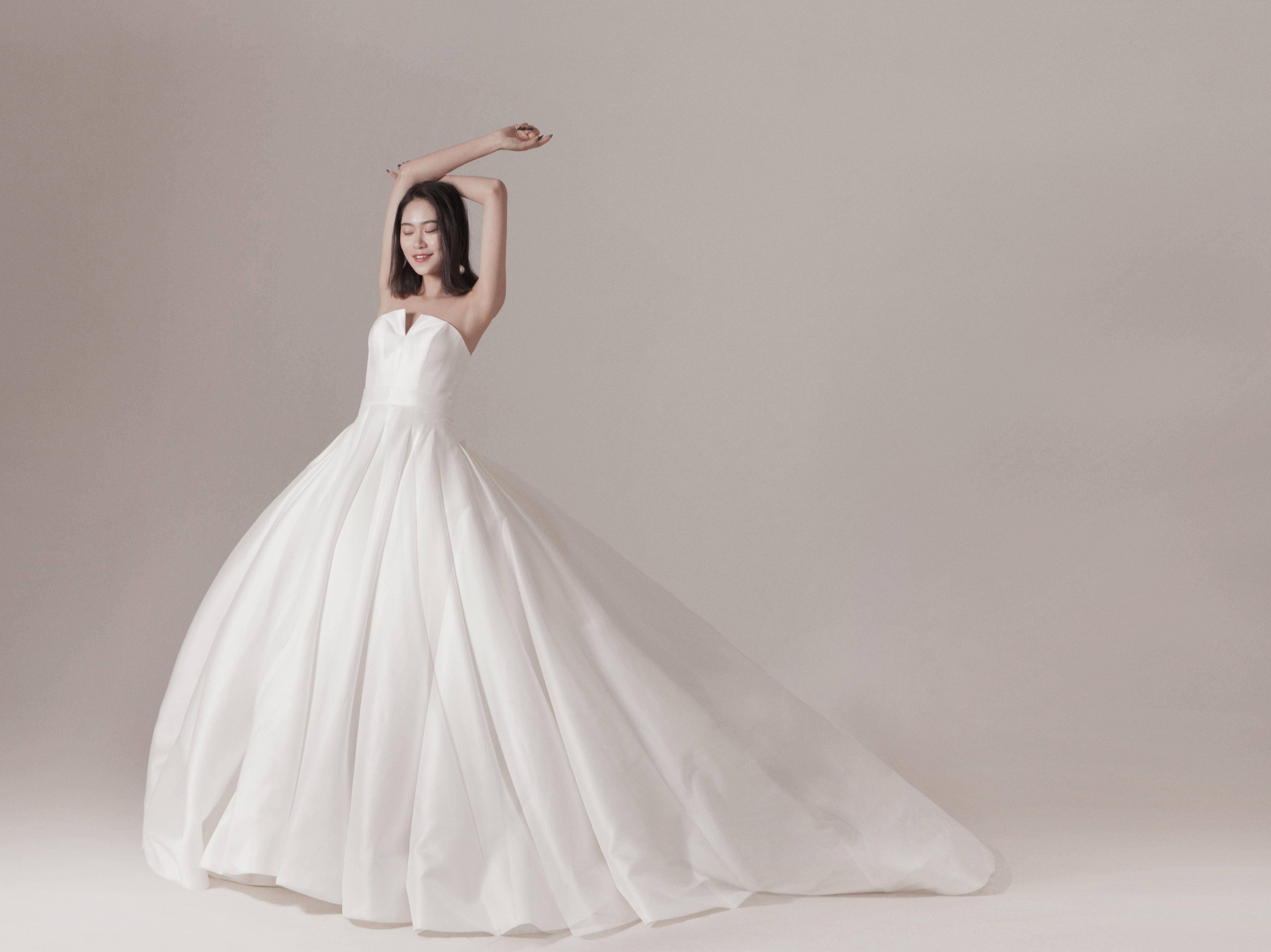 [唯誓婚纱]  进口桑蚕丝段面拖尾套餐