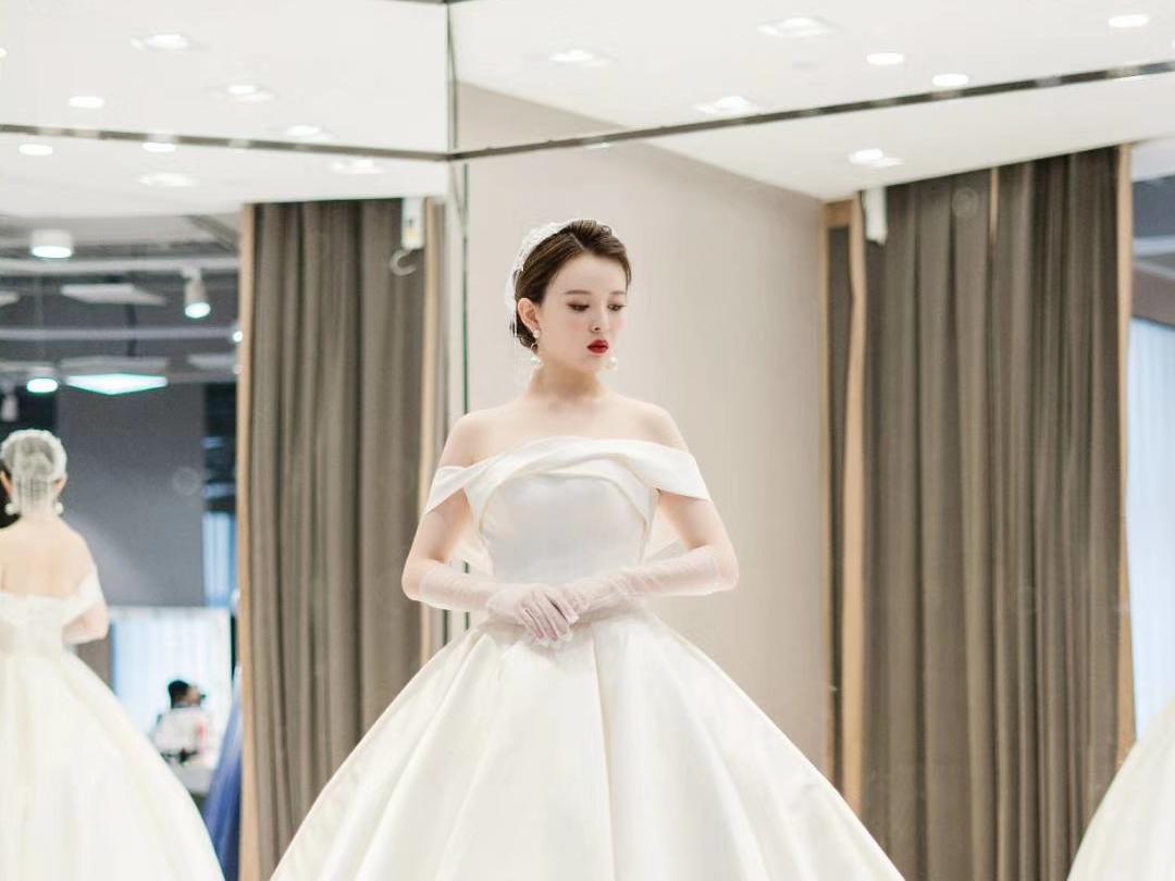 高级缎面定制婚纱+礼服+男士西服三件套