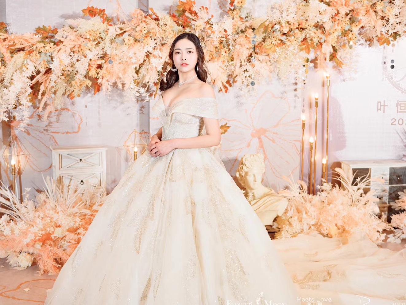 薇亚婚纱 镇店之作 赫本风优雅小V婚纱