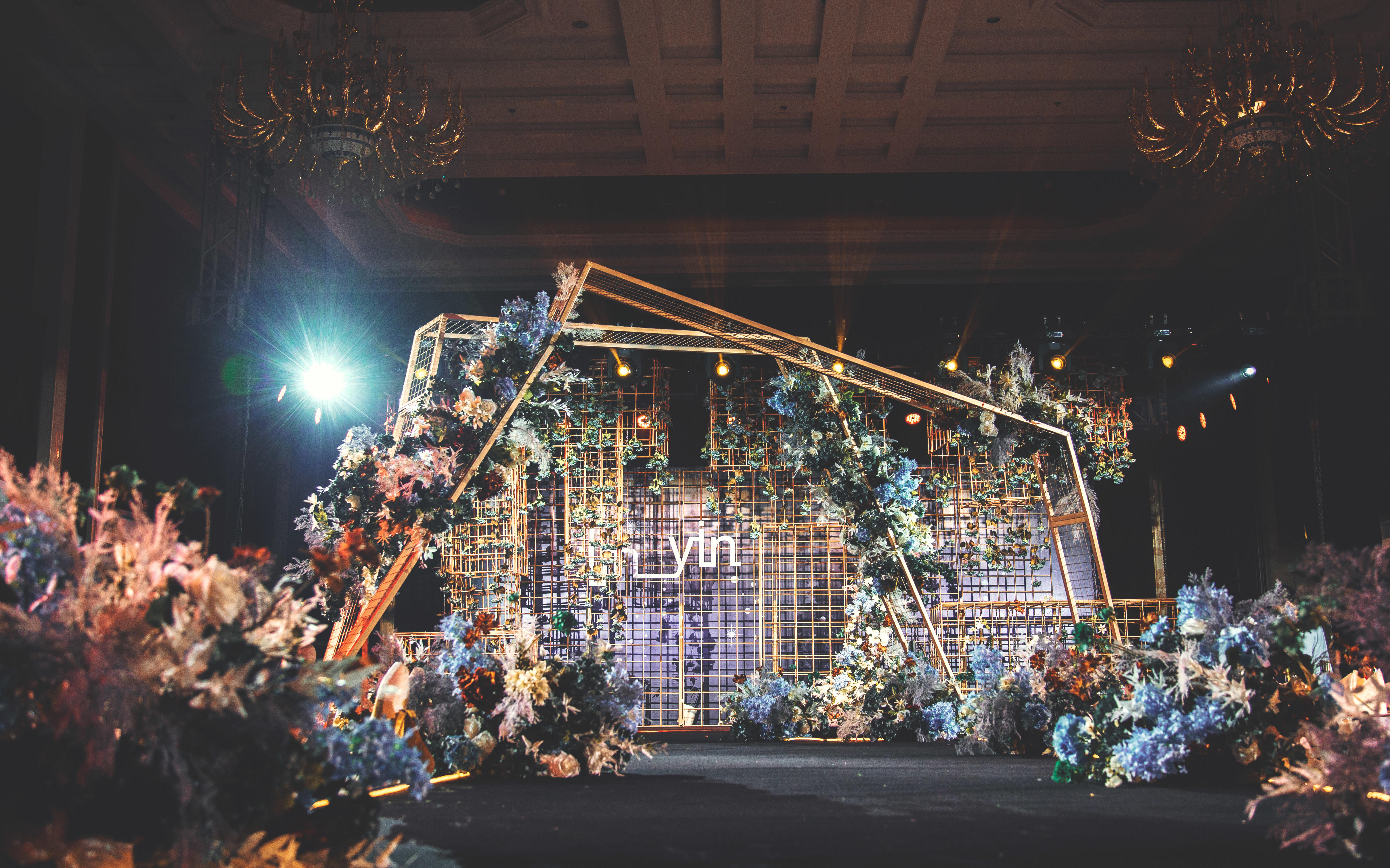 造梦者婚礼-「寻觅」黑金色系大气金属质感室内婚礼