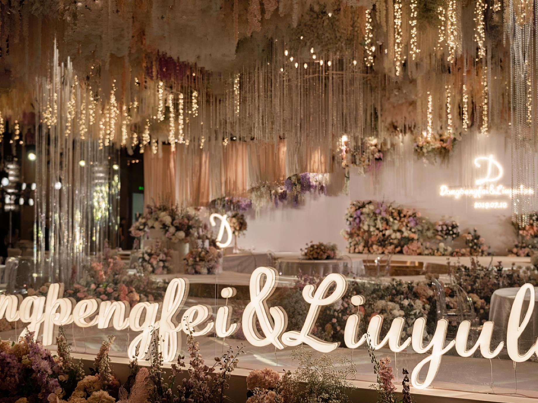 高端顶部装饰造型粉紫色系主题订制婚礼