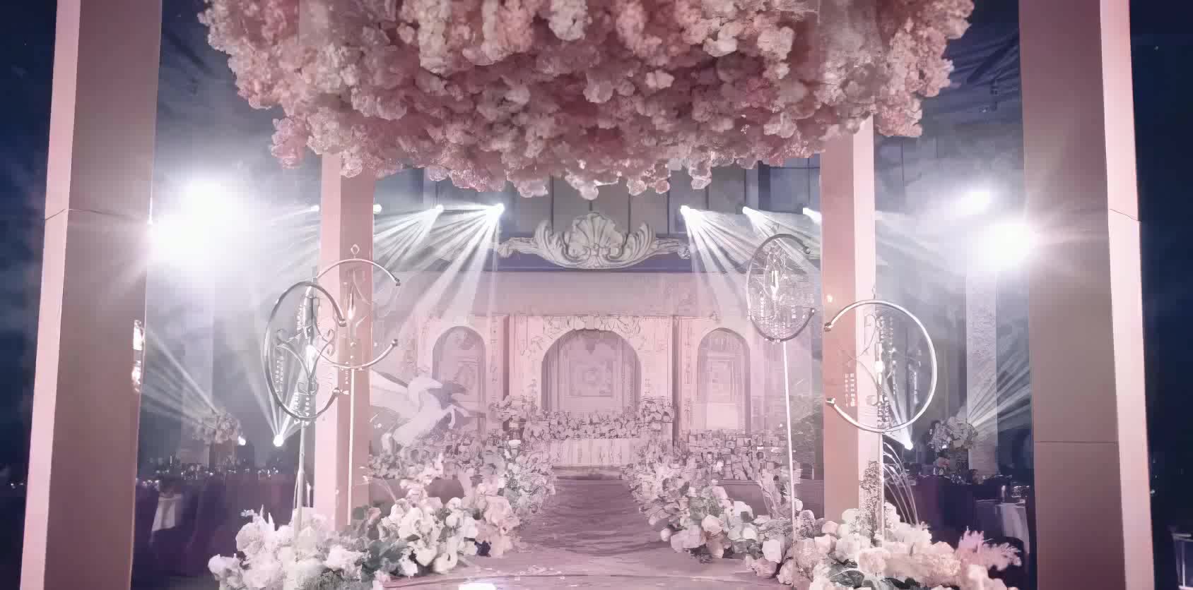 欧式粉色主题婚礼顶部装饰造型