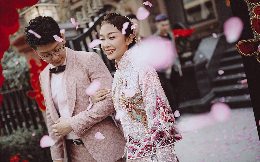 梦幻的草坪婚礼现场照  