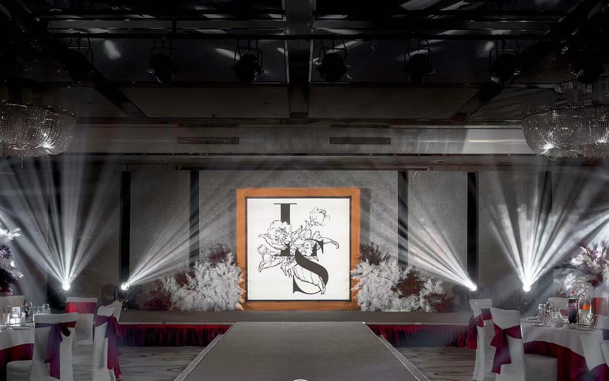 一场像极了“秀”的婚礼！