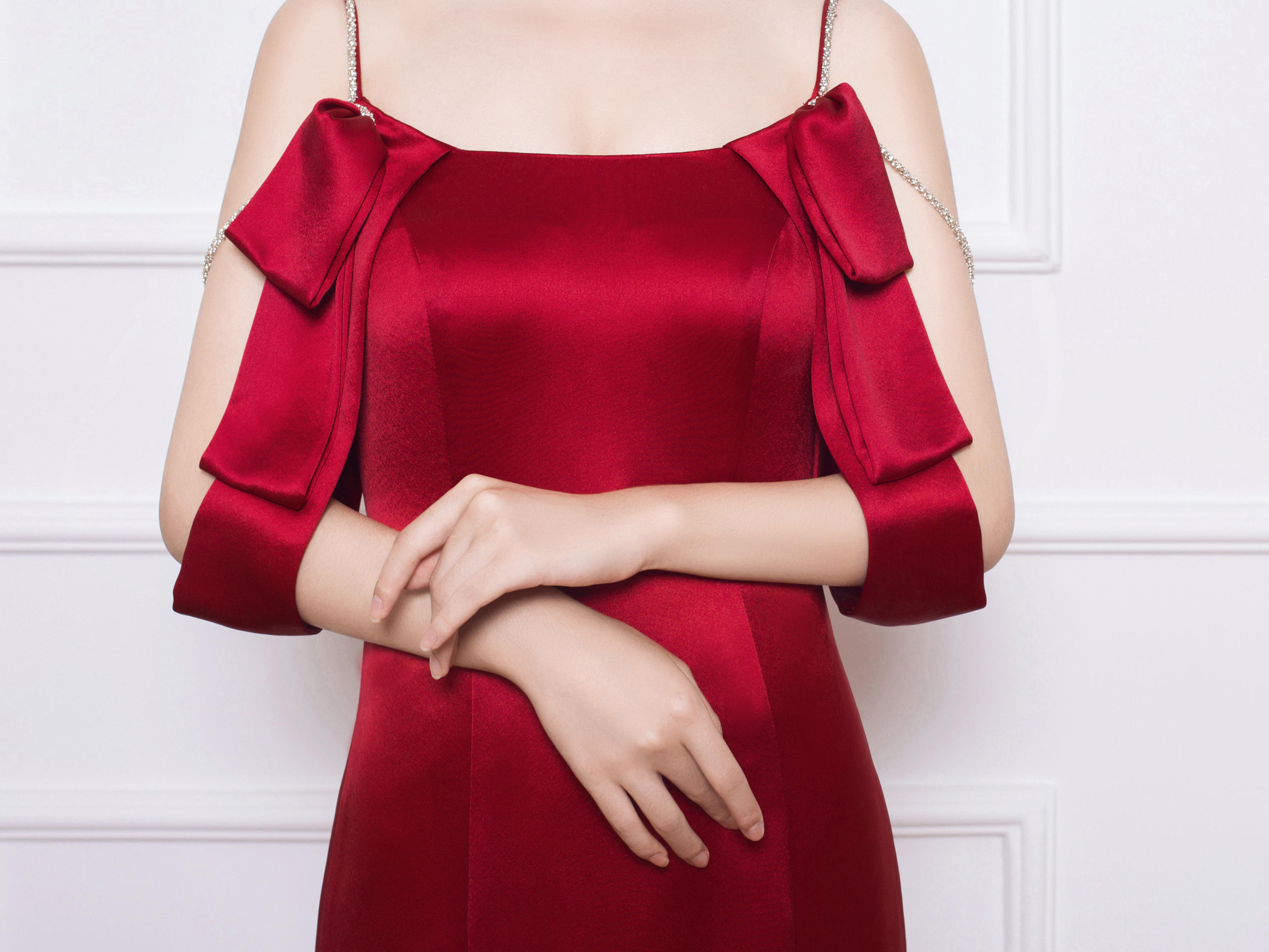 苏拉【团购超值套餐】市内跟妆＋2件套婚纱礼服租赁