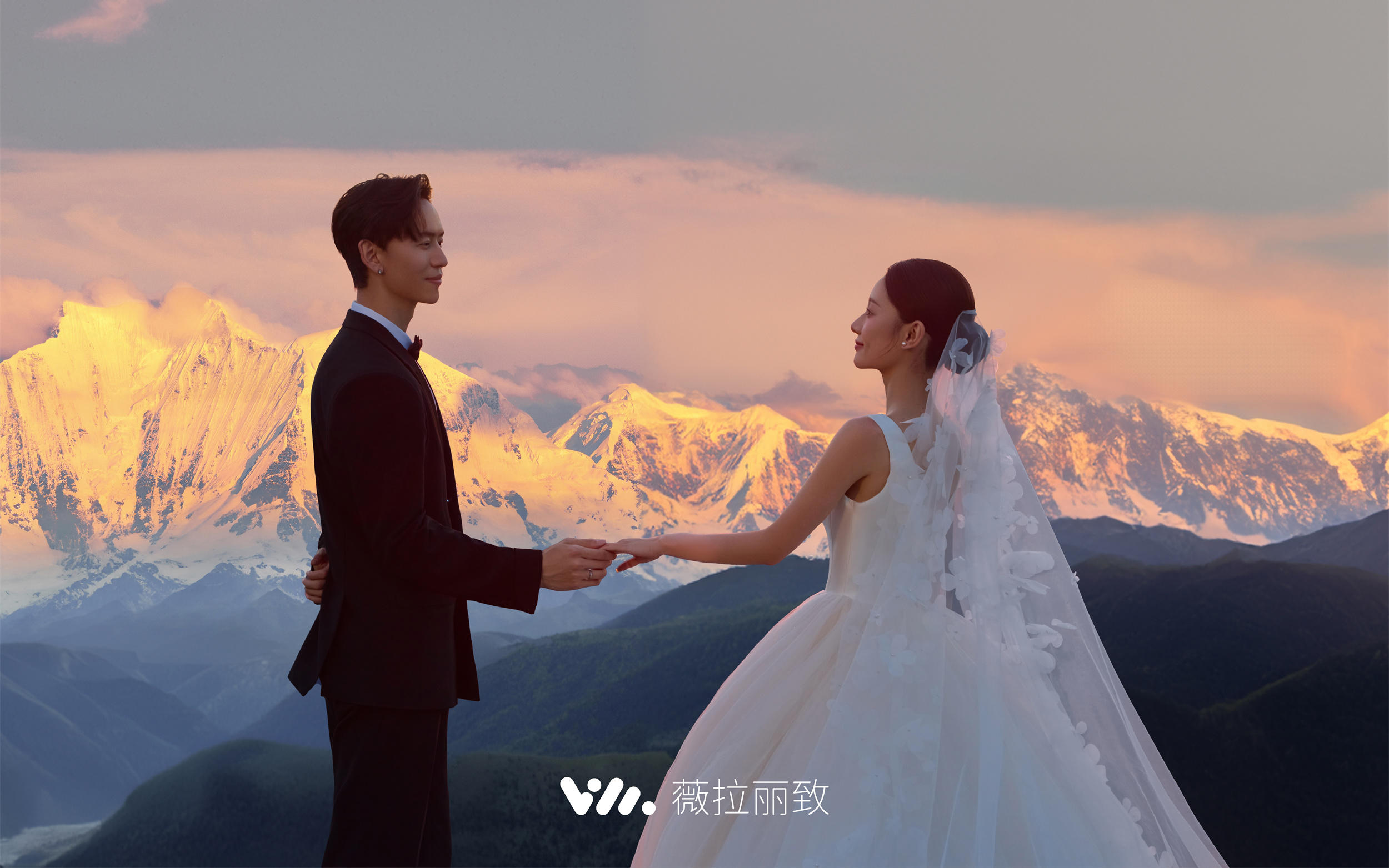 原来浪漫是有具象化的✨日照金山婚纱照