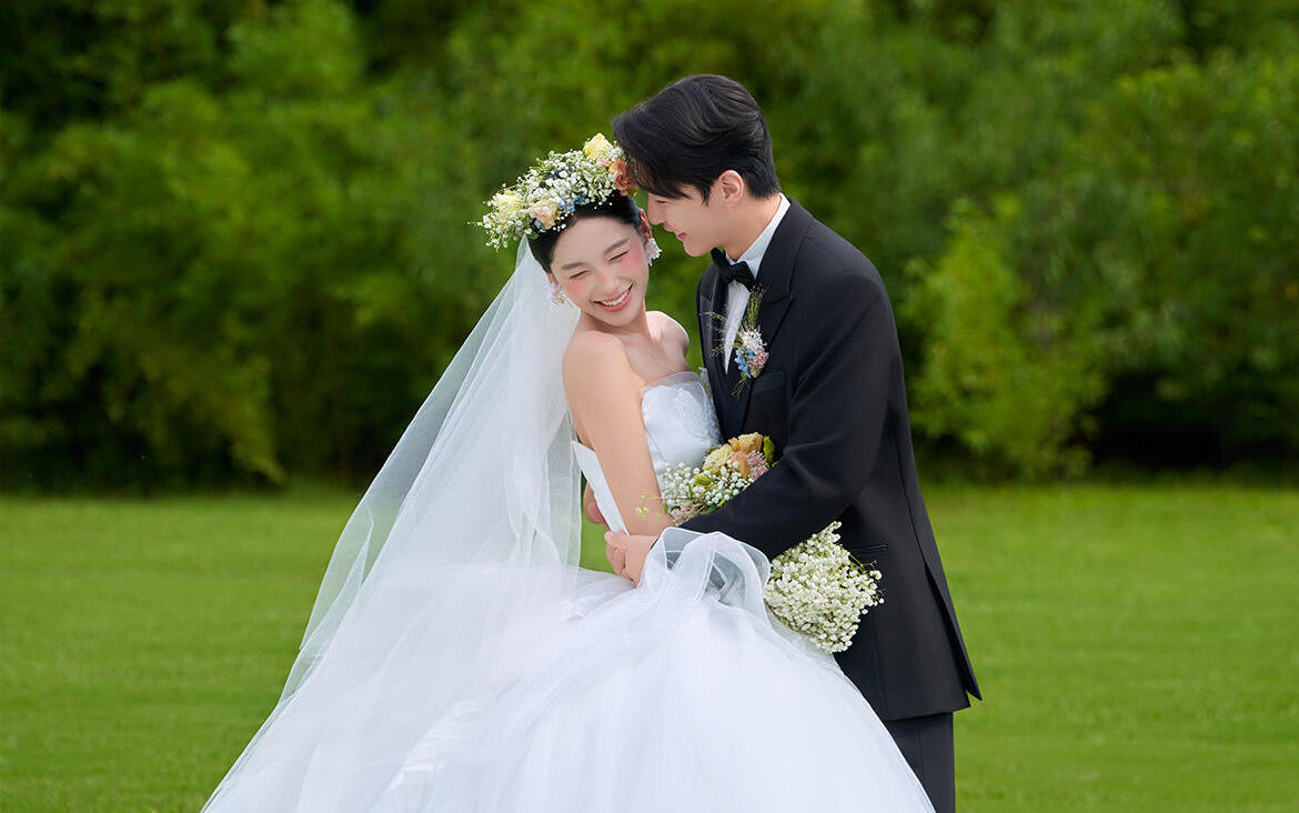  谁懂啊！这组草坪婚纱照直接美到心巴上了