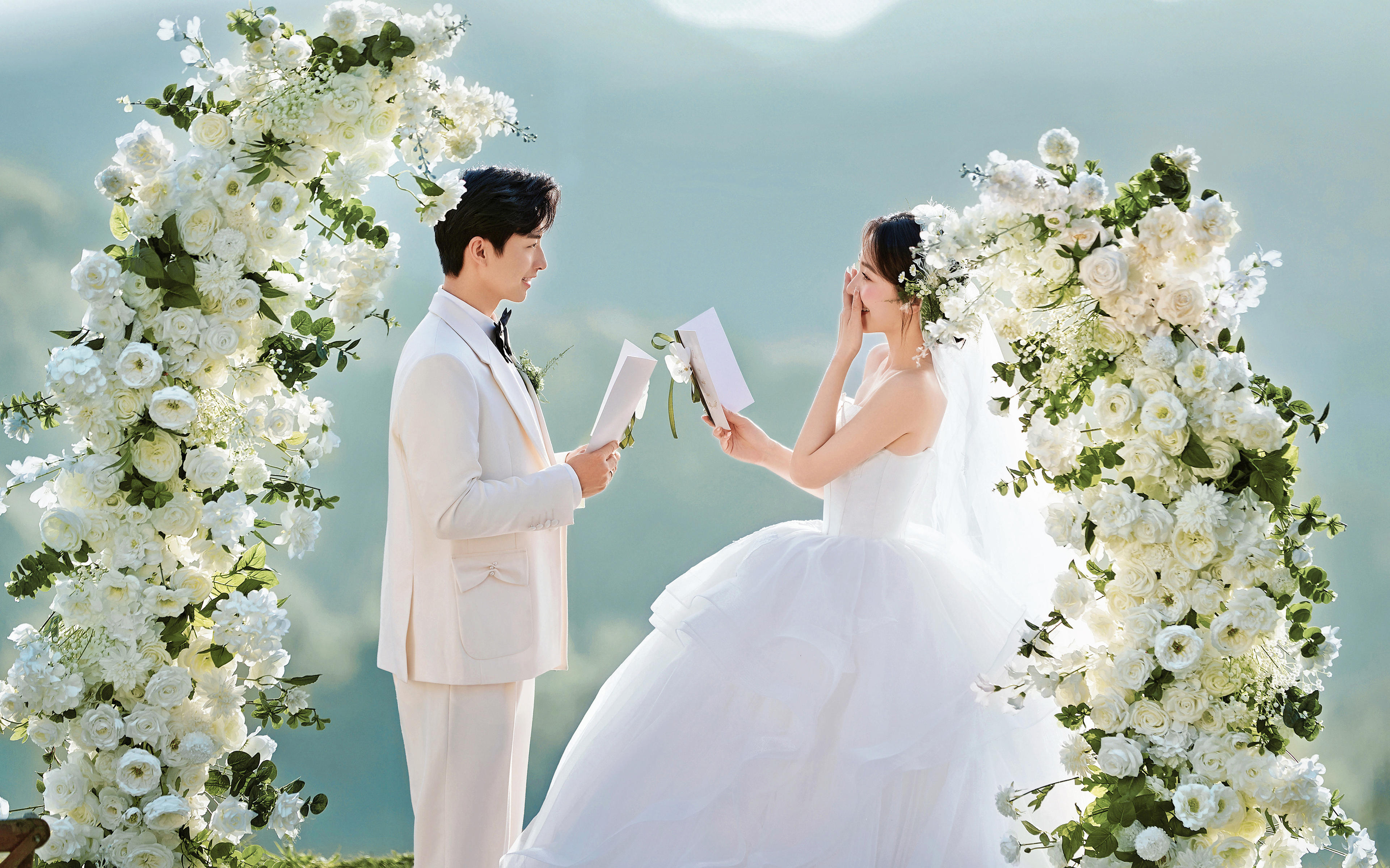 戶外草坪唯美暖光白色花房婚紗照旅拍