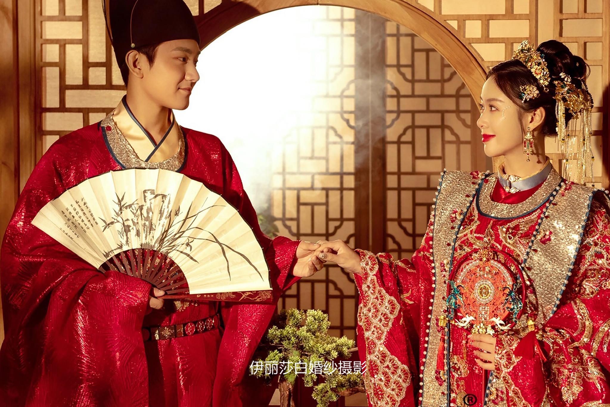 4699套餐送：跟妆+新娘4套+伴娘服+伴郎服 