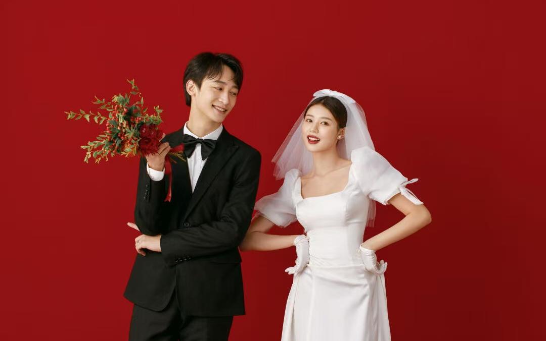 喜庆的红底婚纱照