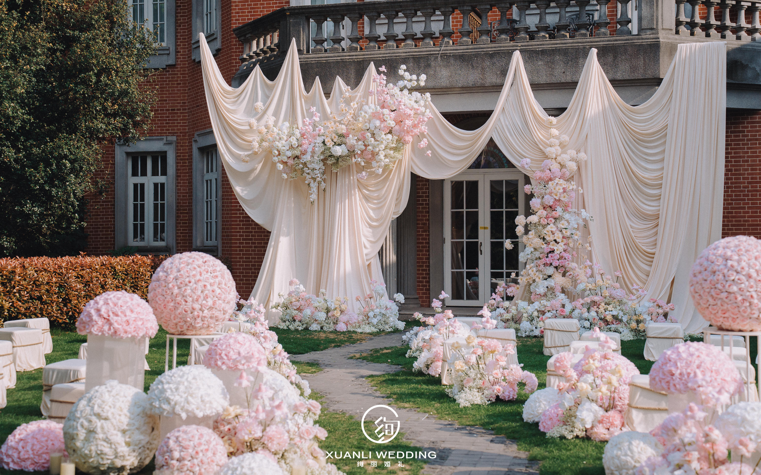 上海婚礼｜在红砖洋房里赴一场粉白浪漫