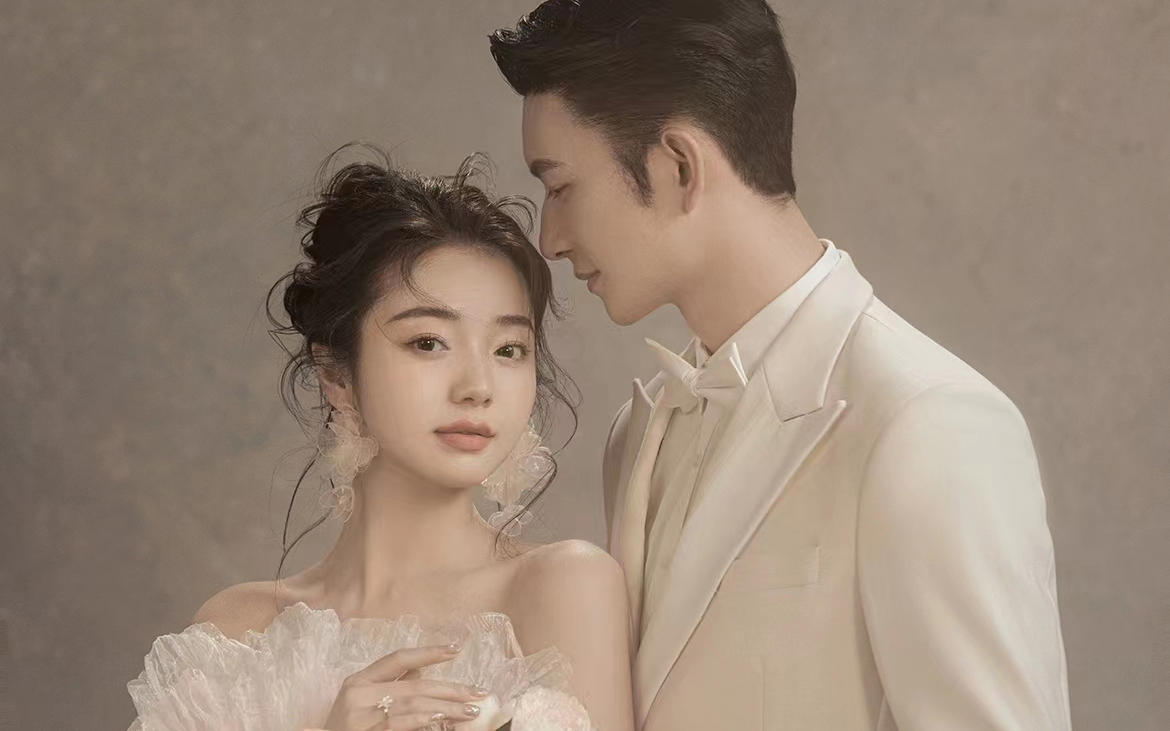粉嫩的妆造，甜美的婚纱照