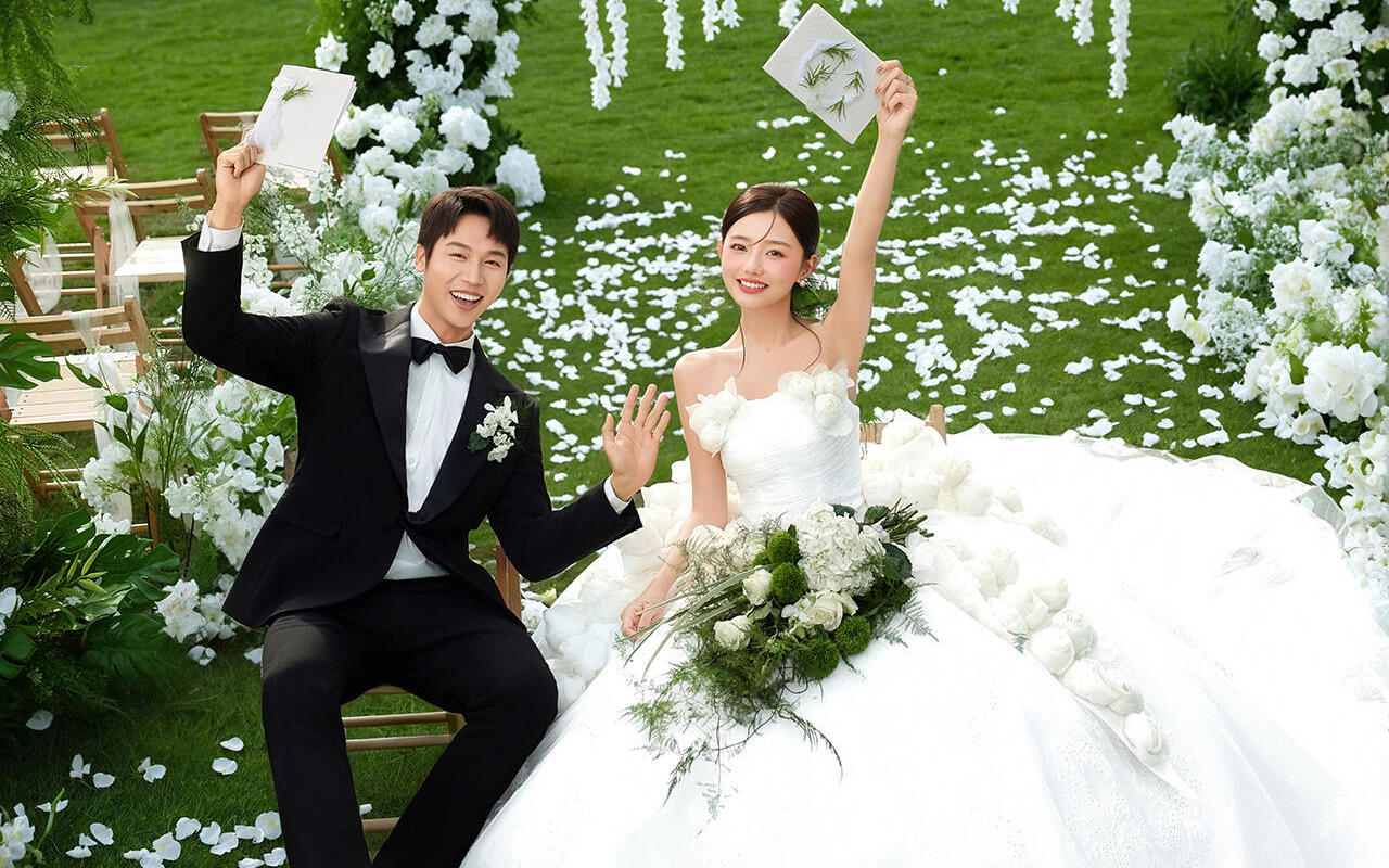 年輕人超愛的??草坪目的地婚紗照美翻啦 