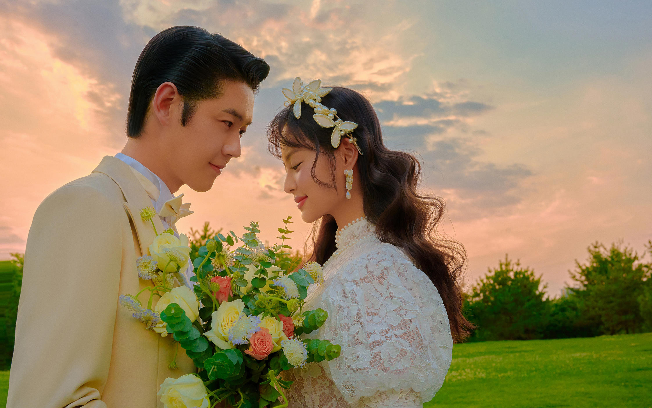 一组草坪夕阳婚纱照告诉你什么叫浪漫