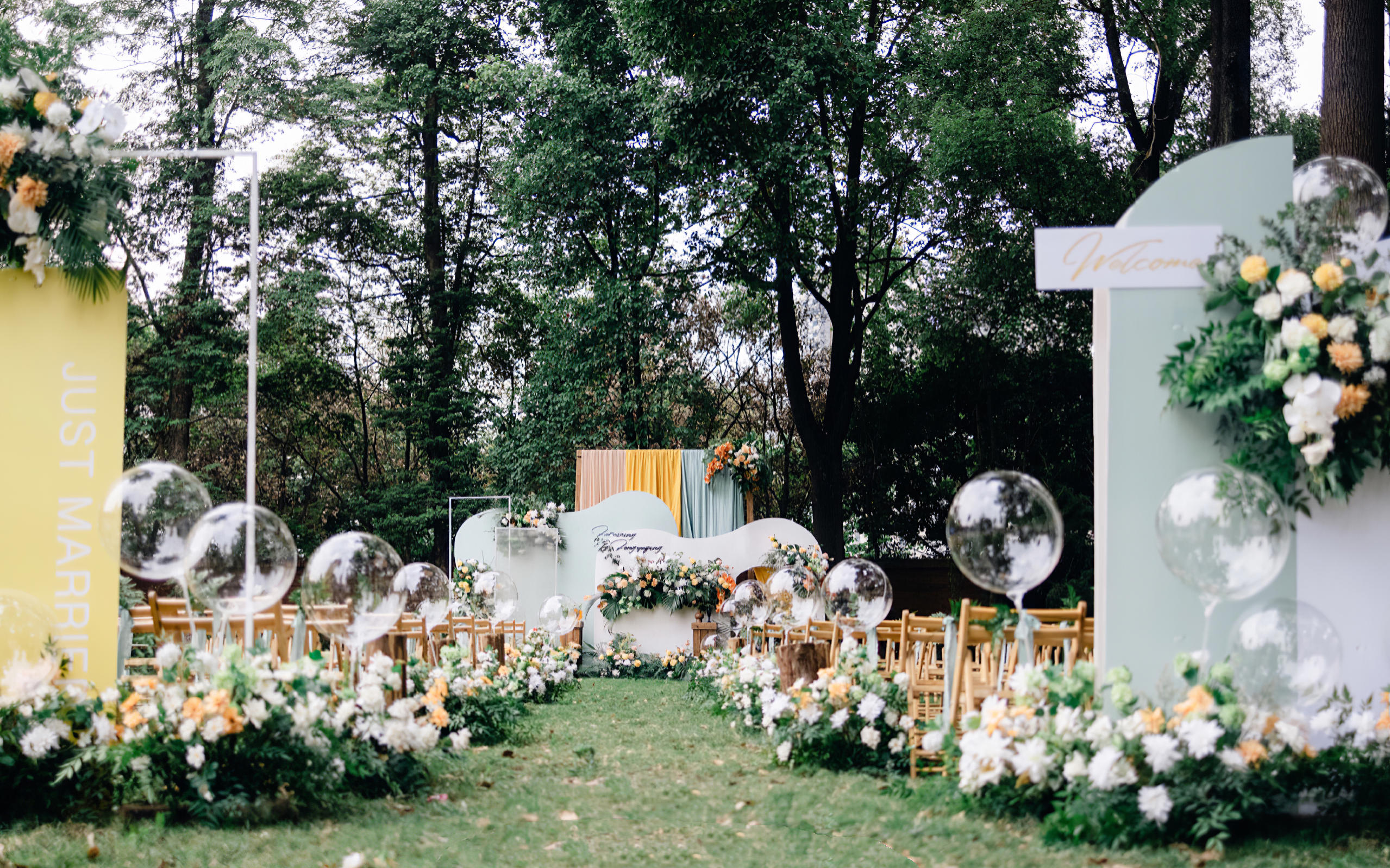 森系户外婚典跟拍｜捕捉自然花艺中的清新爱情瞬间