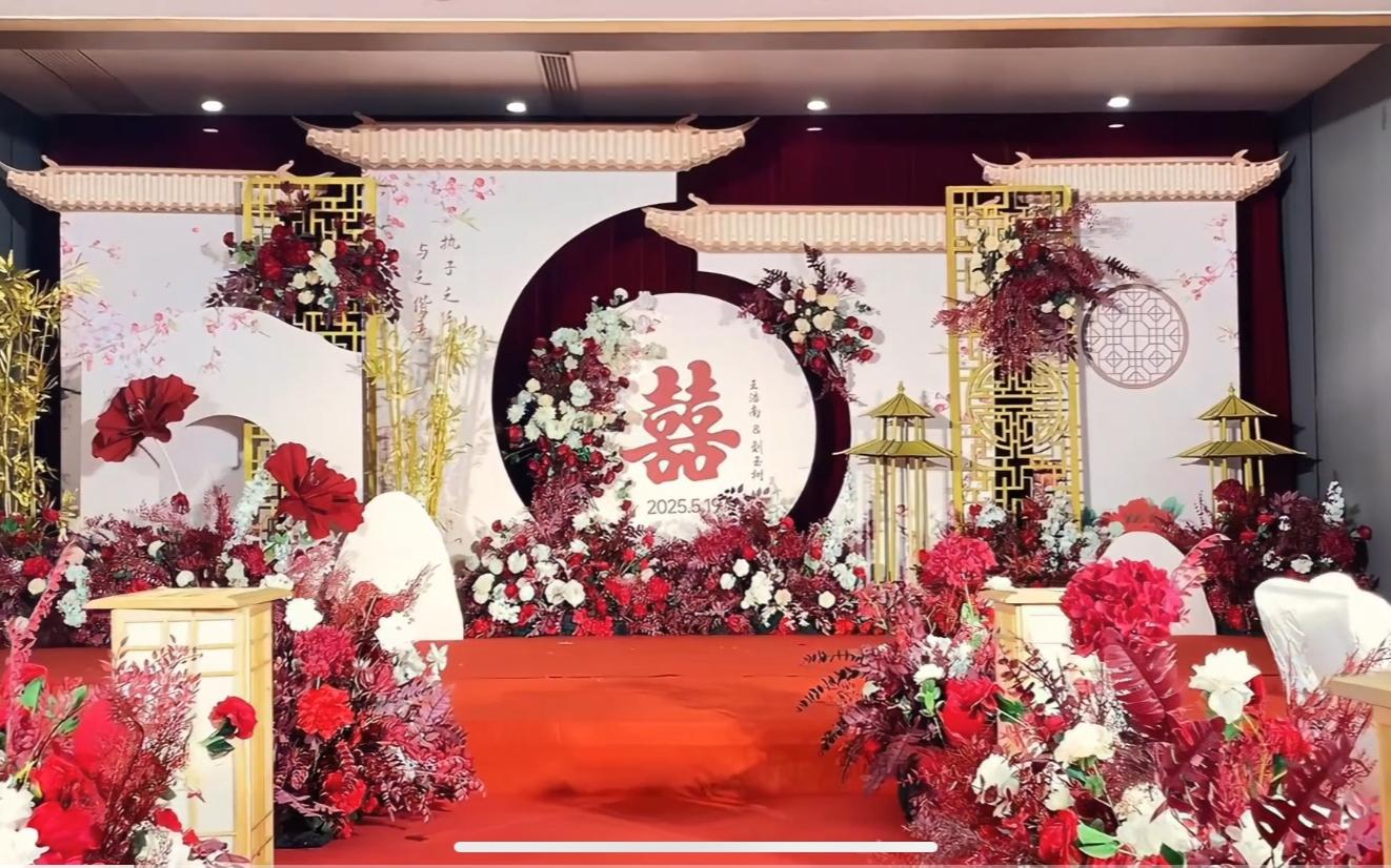 香檳紅色中式室內(nèi)婚禮布置