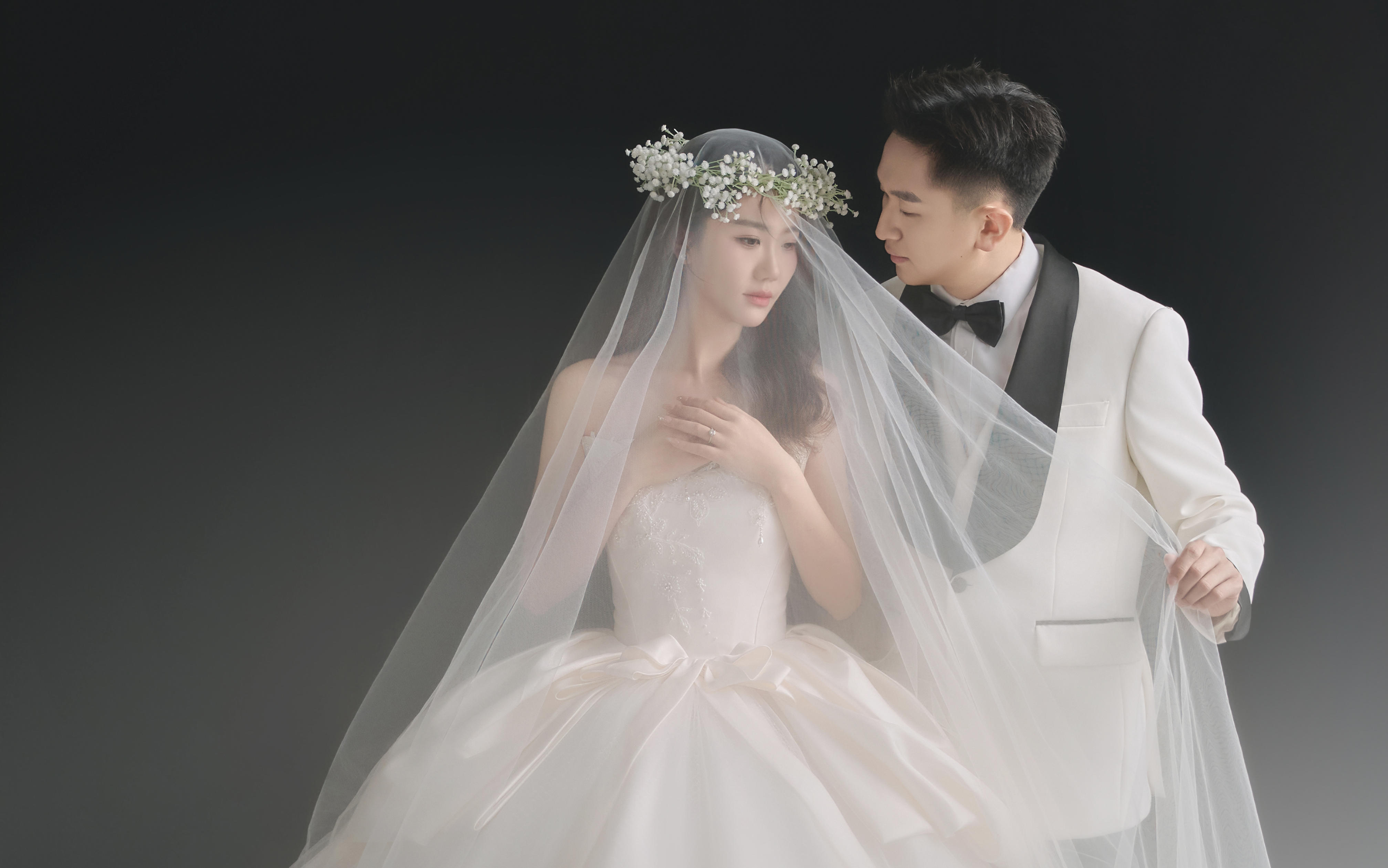 客片分享！氛围感黑底极简婚纱照