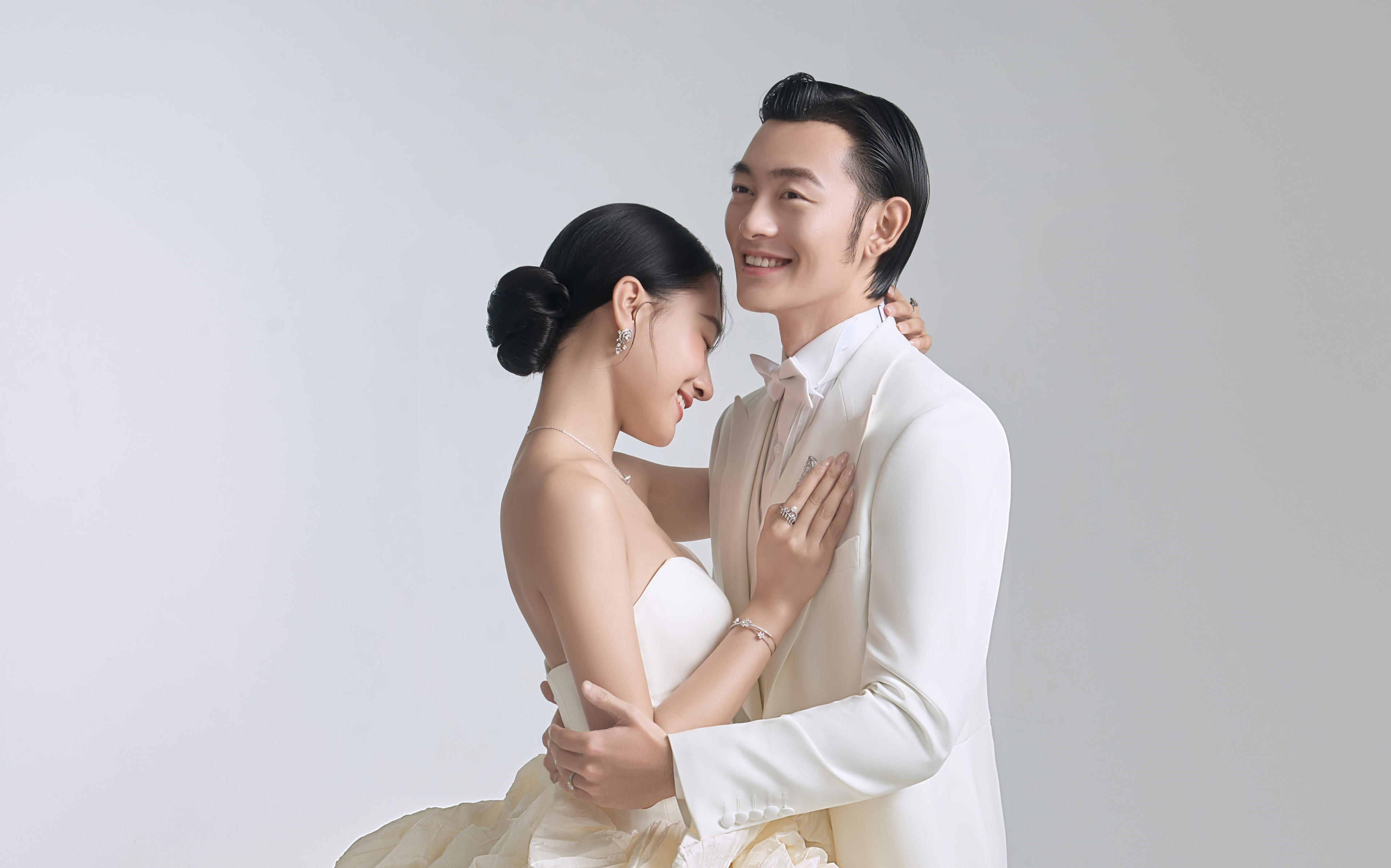 甜美又高极的室内极简婚纱照