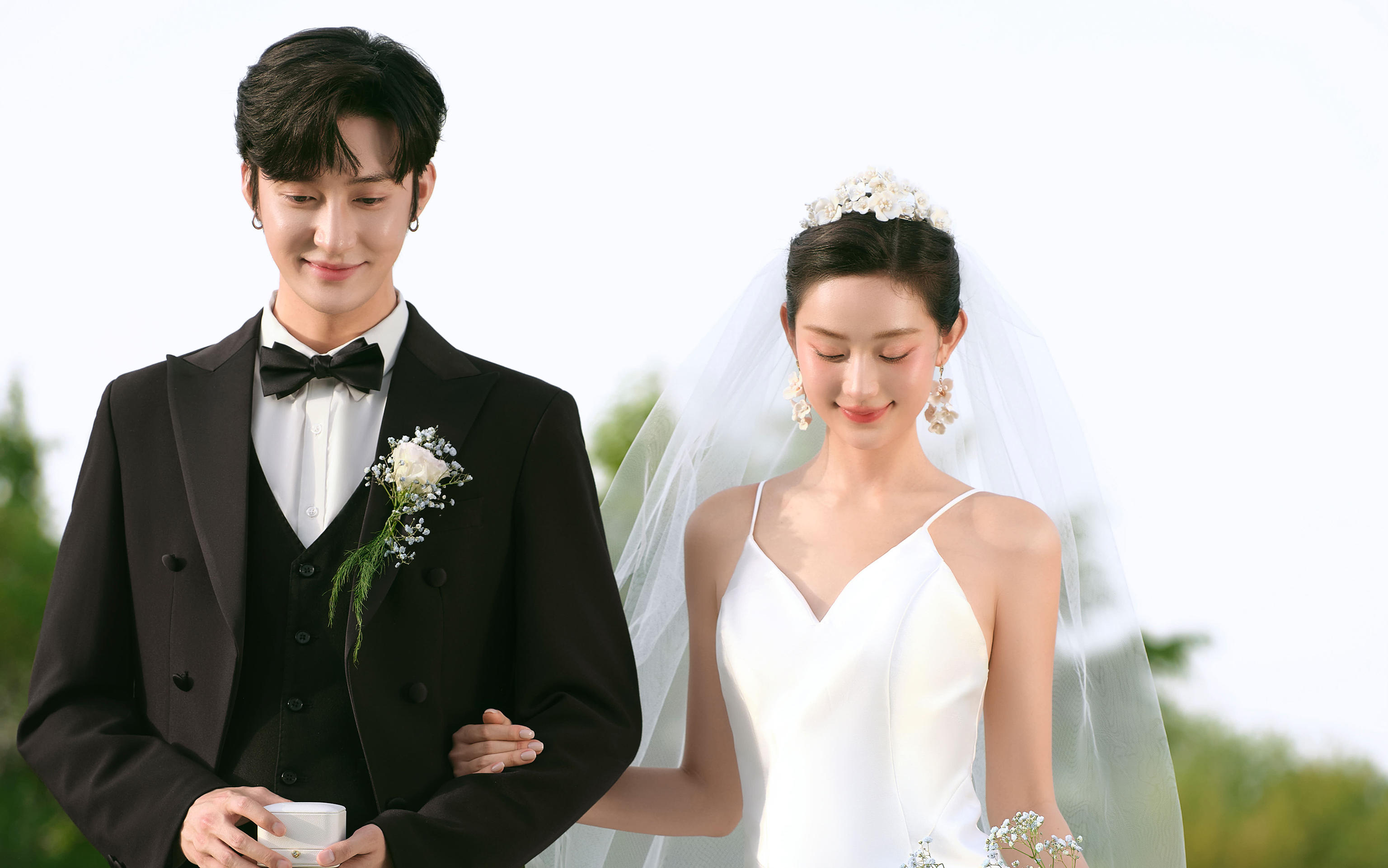 原来网友没有骗我😍草坪仪式感婚纱照好出片