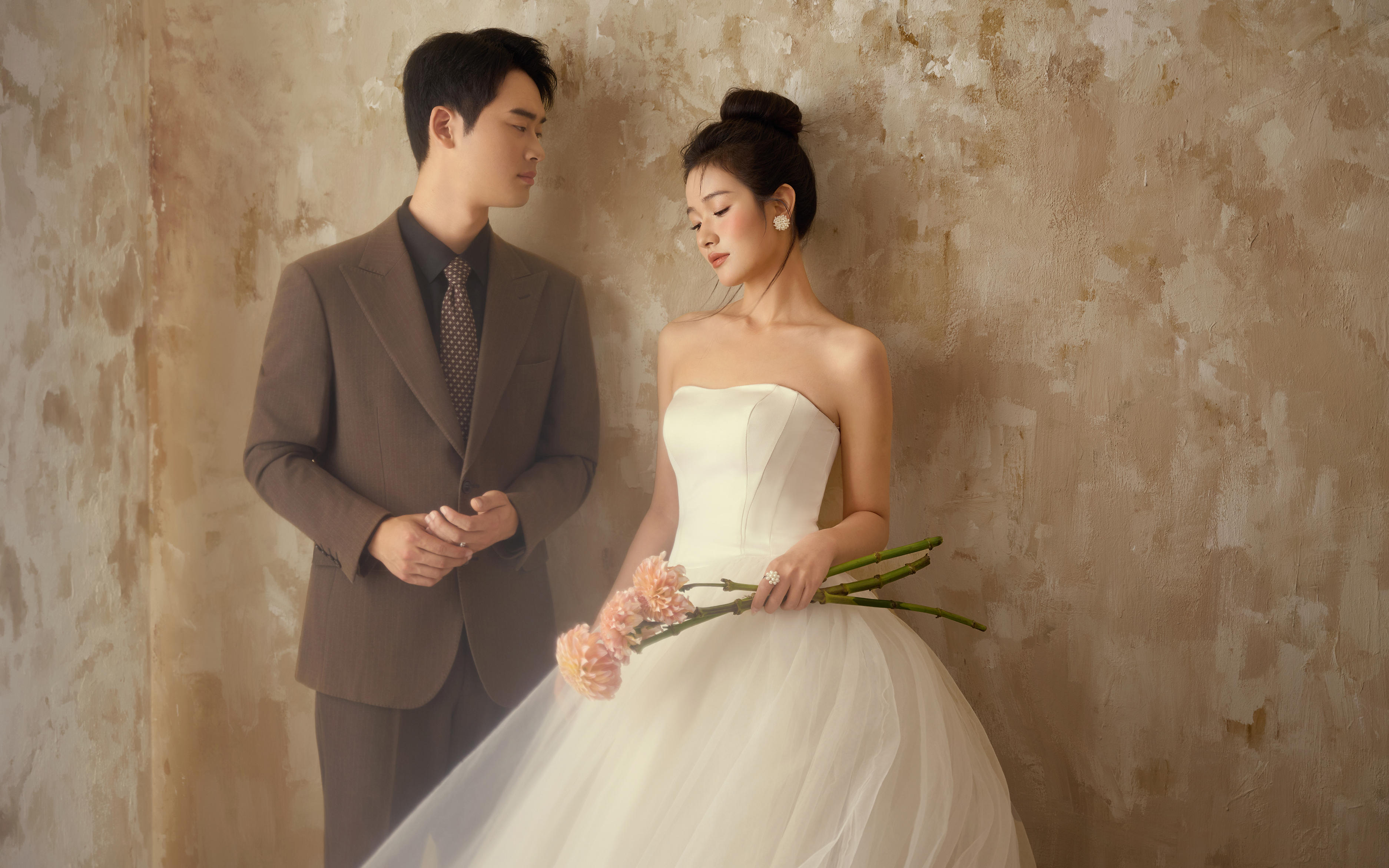 替大家試過了！復(fù)古油畫婚紗照確實美得離譜