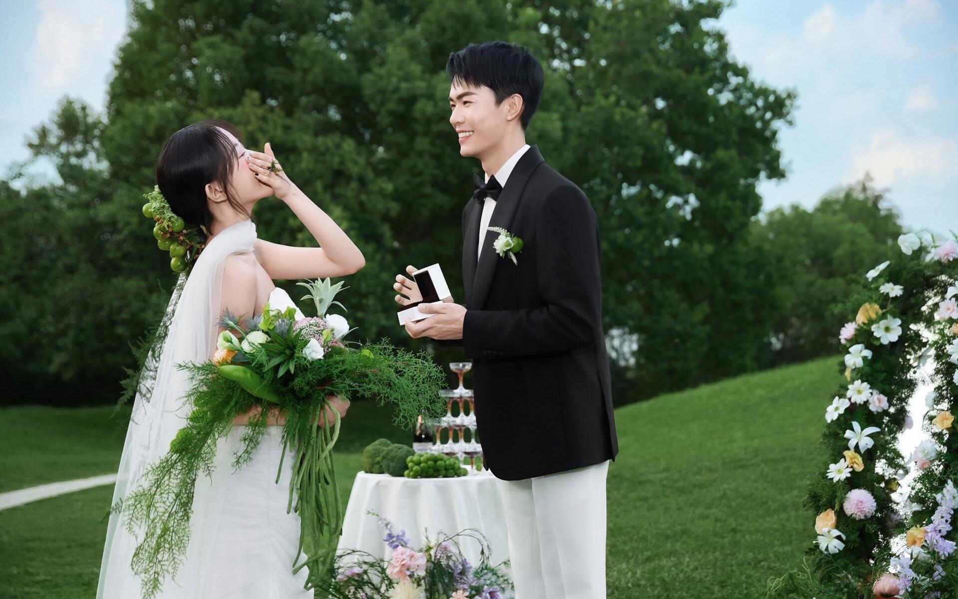 超有氛圍感的草坪婚紗照??甜到犯規(guī)！