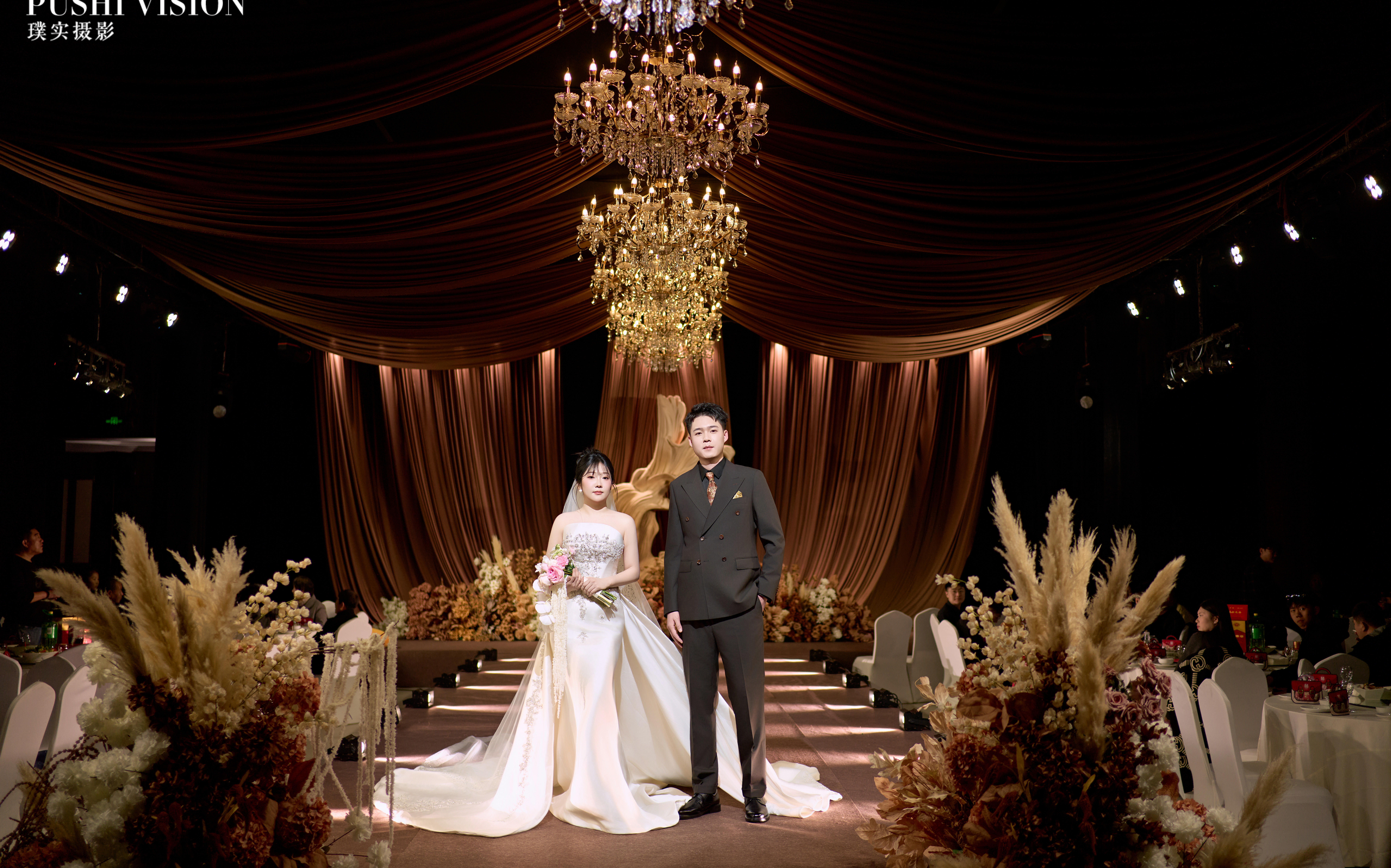 咖色秀场风婚礼