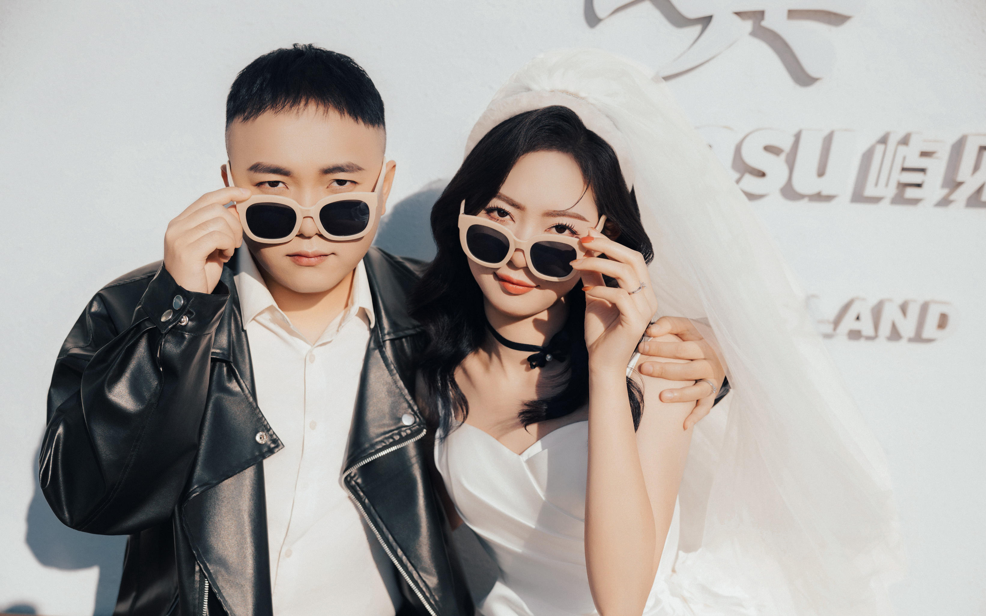 “往后晨昏與四季，愿我們繼續(xù)共享每束微光。”