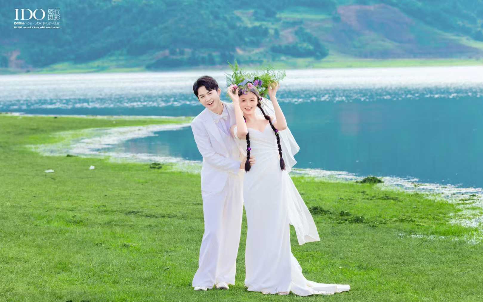 草坪湖畔边的清新森系婚纱照