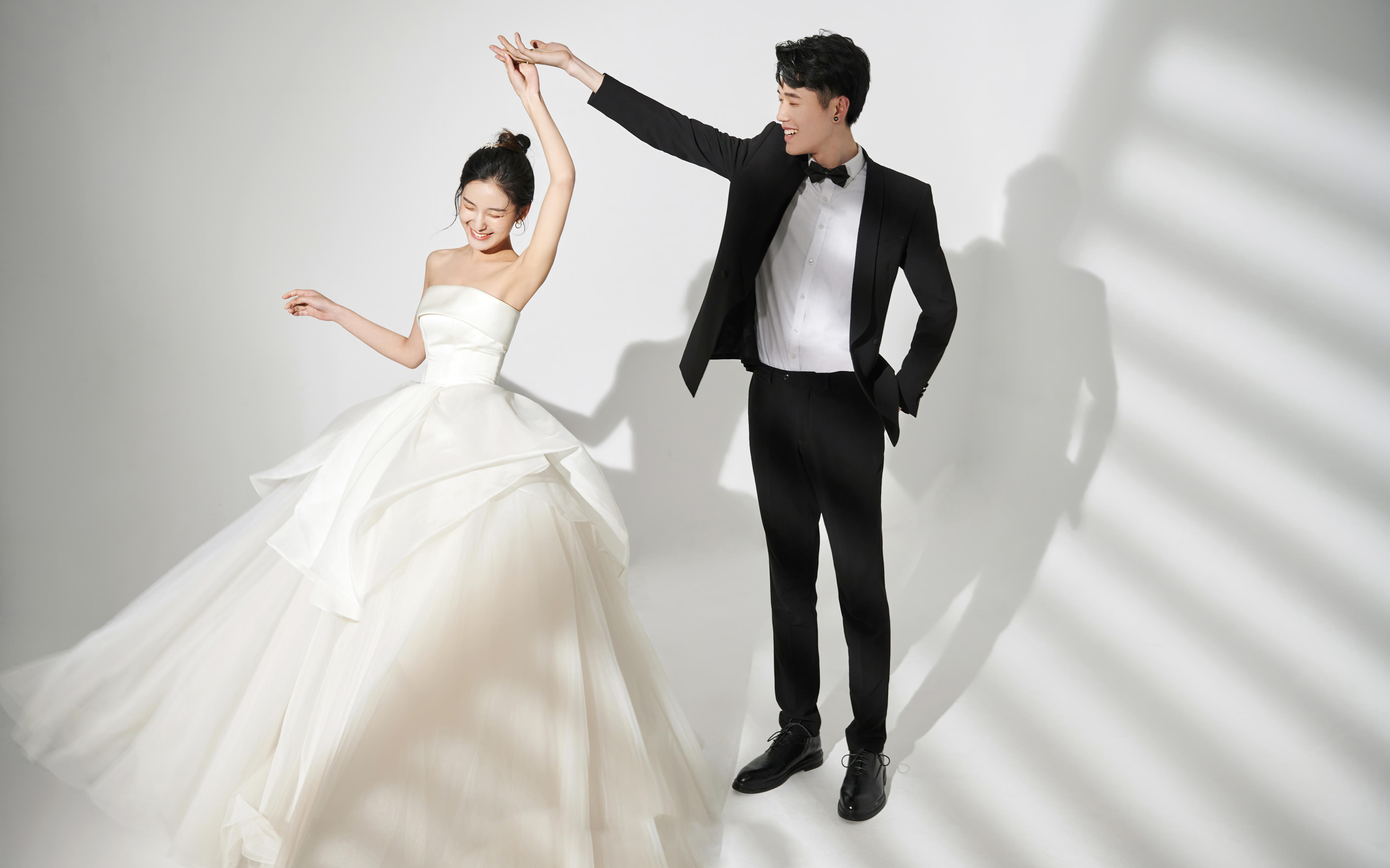 室內(nèi)簡(jiǎn)約的浪漫光影婚紗照