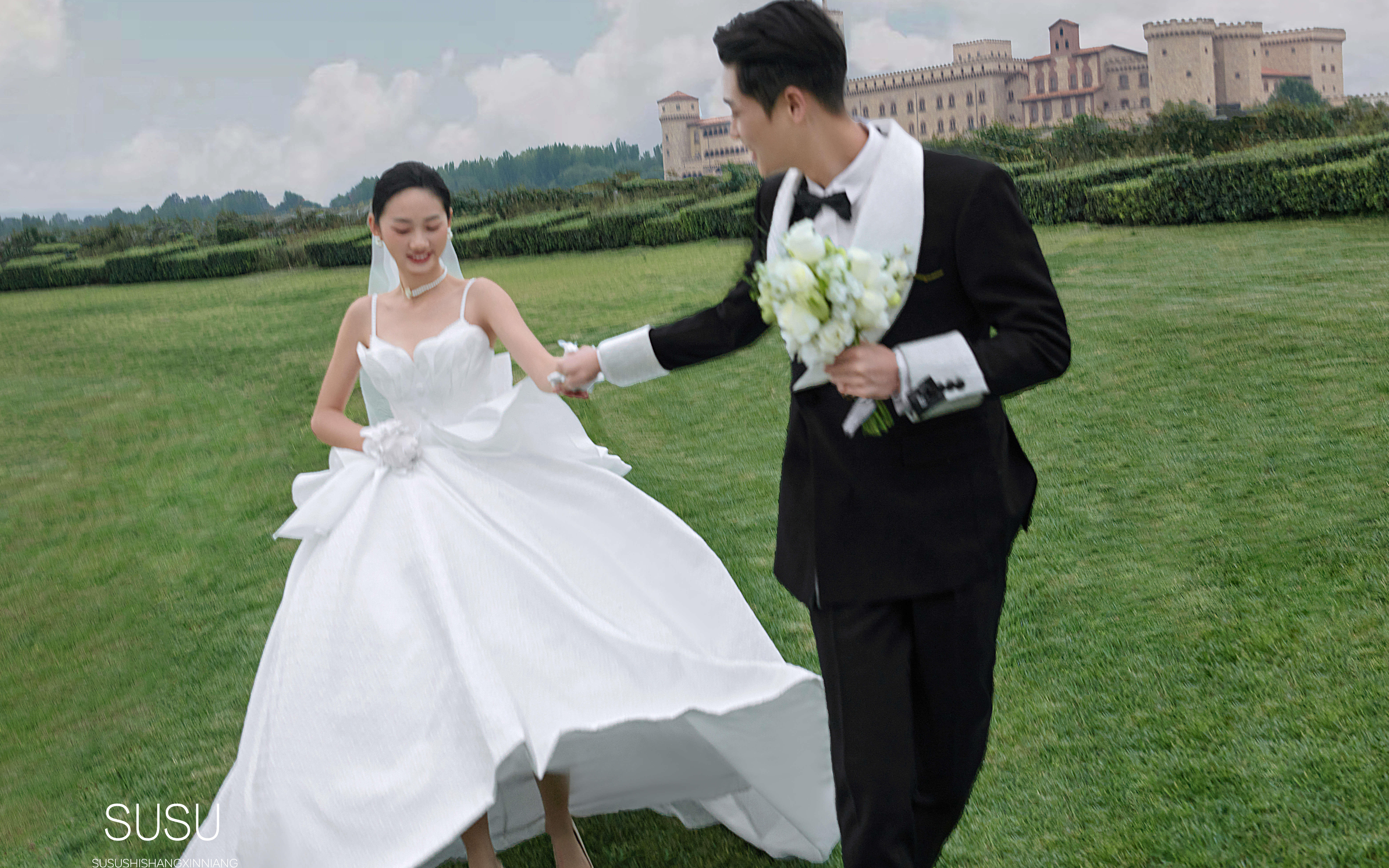 高级又耐看的室外草坪婚纱照