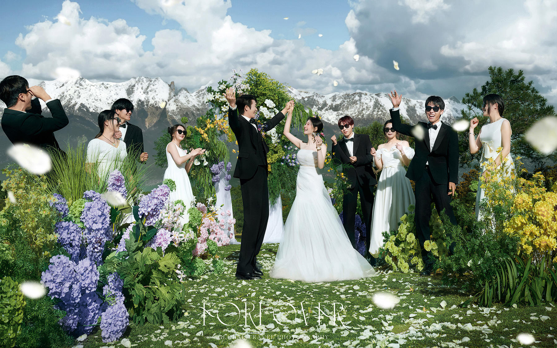 远山雪映草坪间，浪漫仪式婚纱照