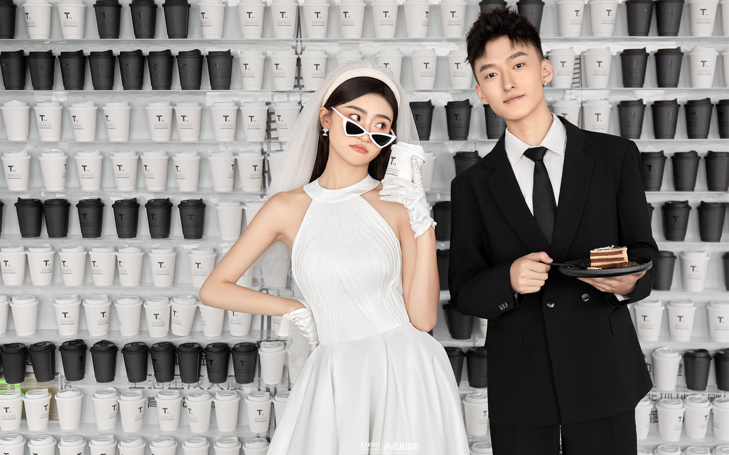 救命！咖啡杯墙婚纱照也太有格调了吧☕️