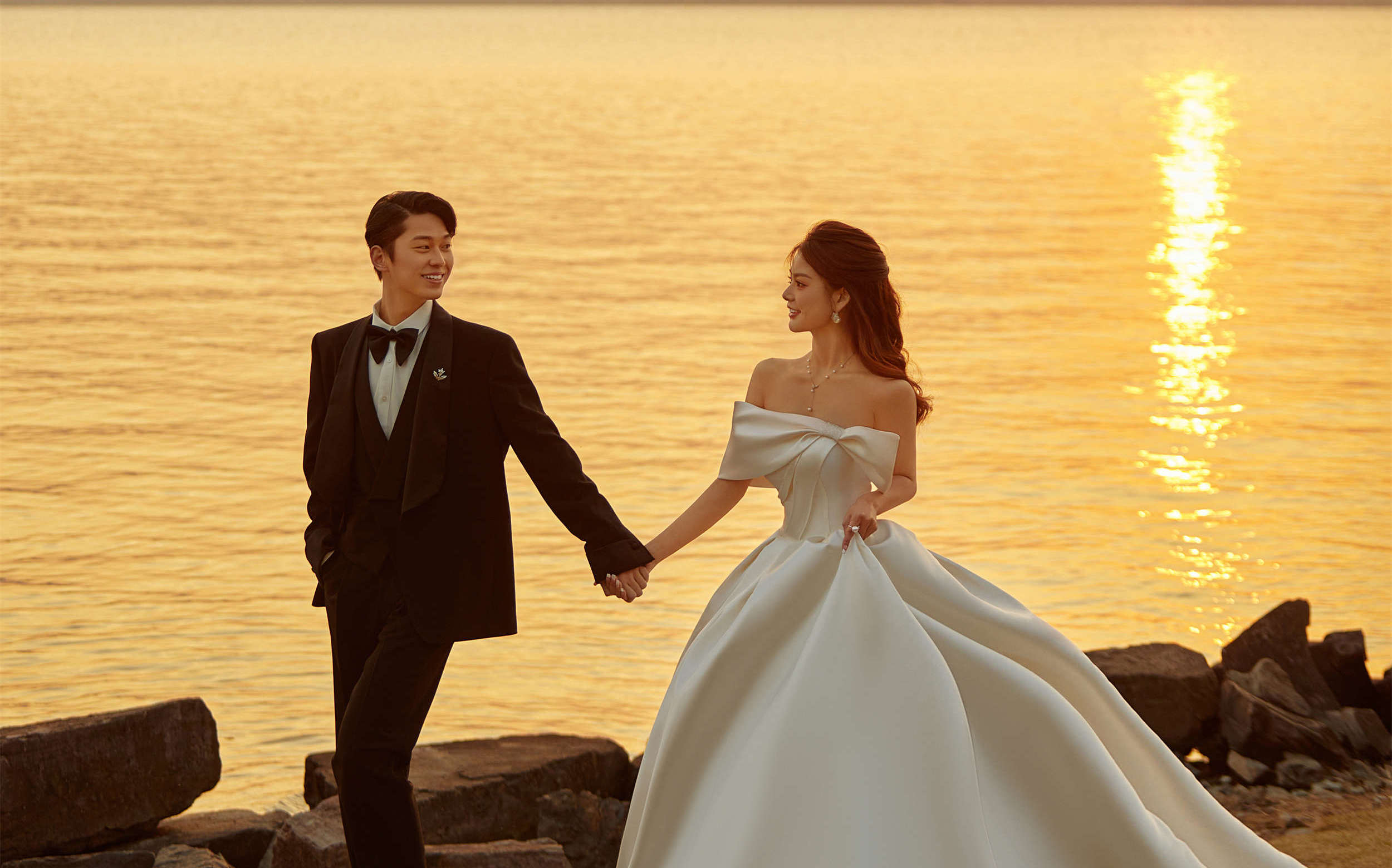 后悔没早点拍😭夕阳氛围海景婚纱照美哭我