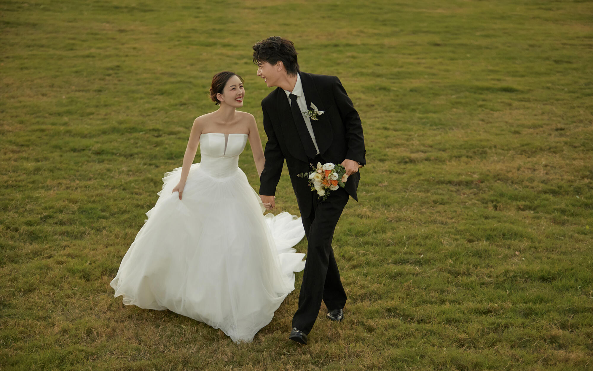 【双向奔赴的爱情 夕阳草坪婚纱照】