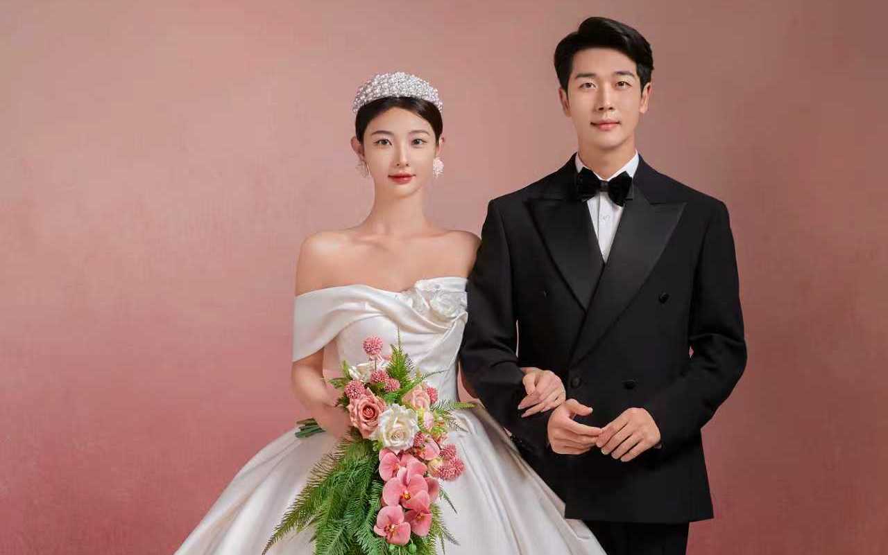 把整个春天揉进一帧里｜粉雾色婚纱照很温柔