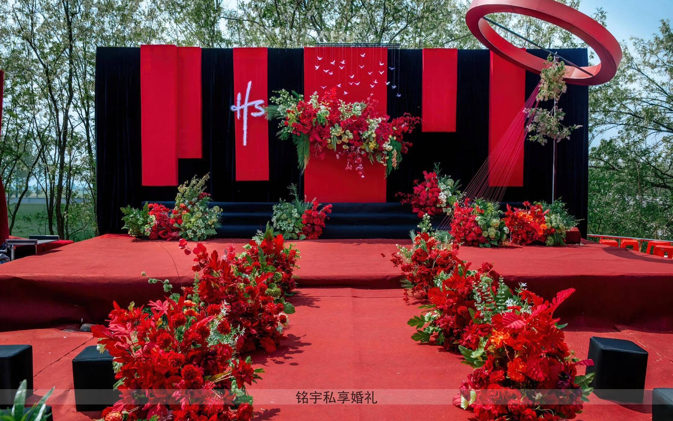 户外红黑色布幔婚礼
