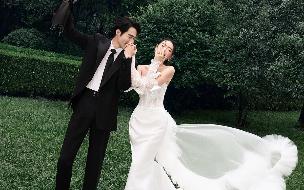 草坪轻酷风婚纱照～红玫在手与你欢喜相伴