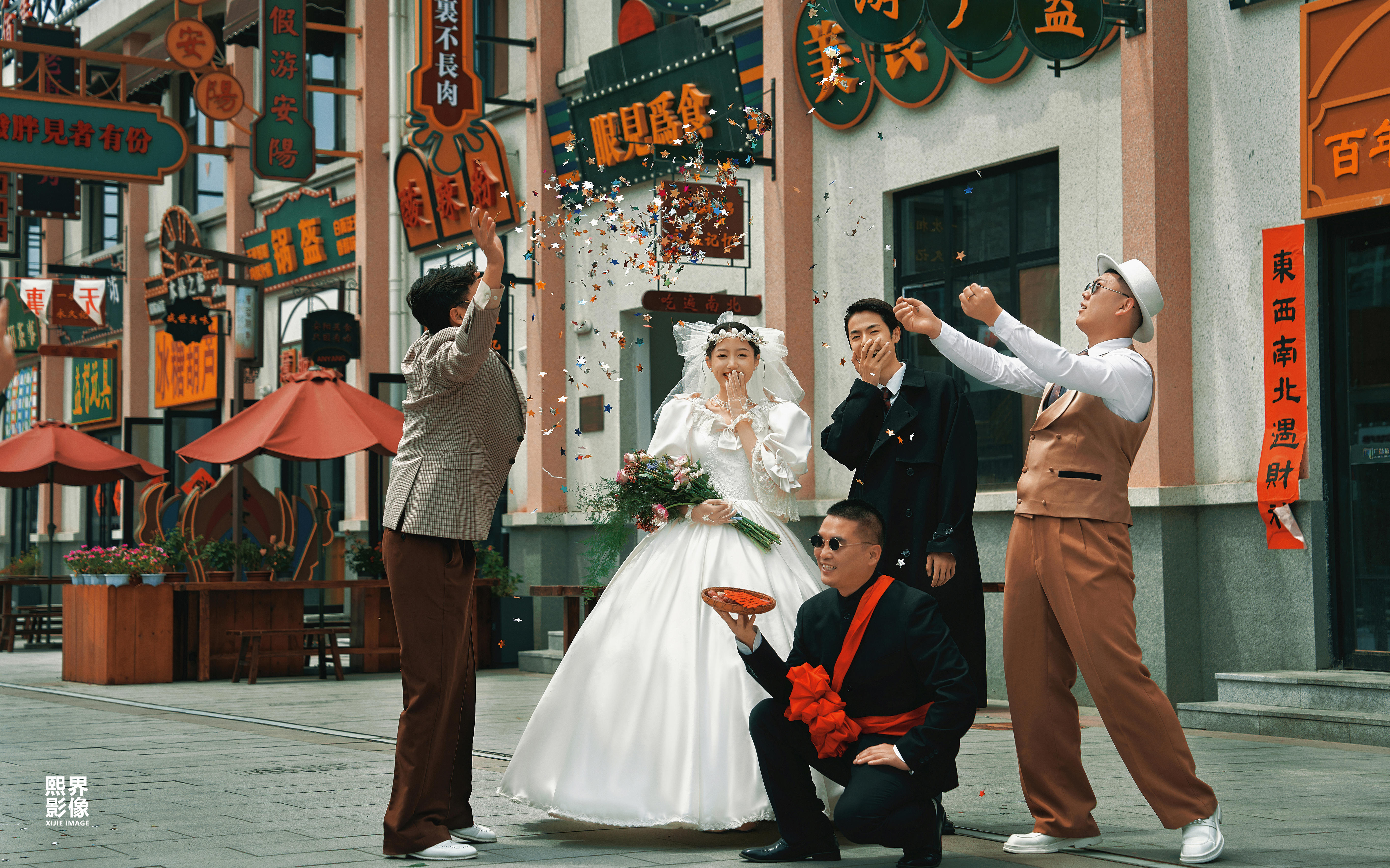 街拍復(fù)古港風(fēng)婚紗照來咯！拿回去驚艷閨蜜們